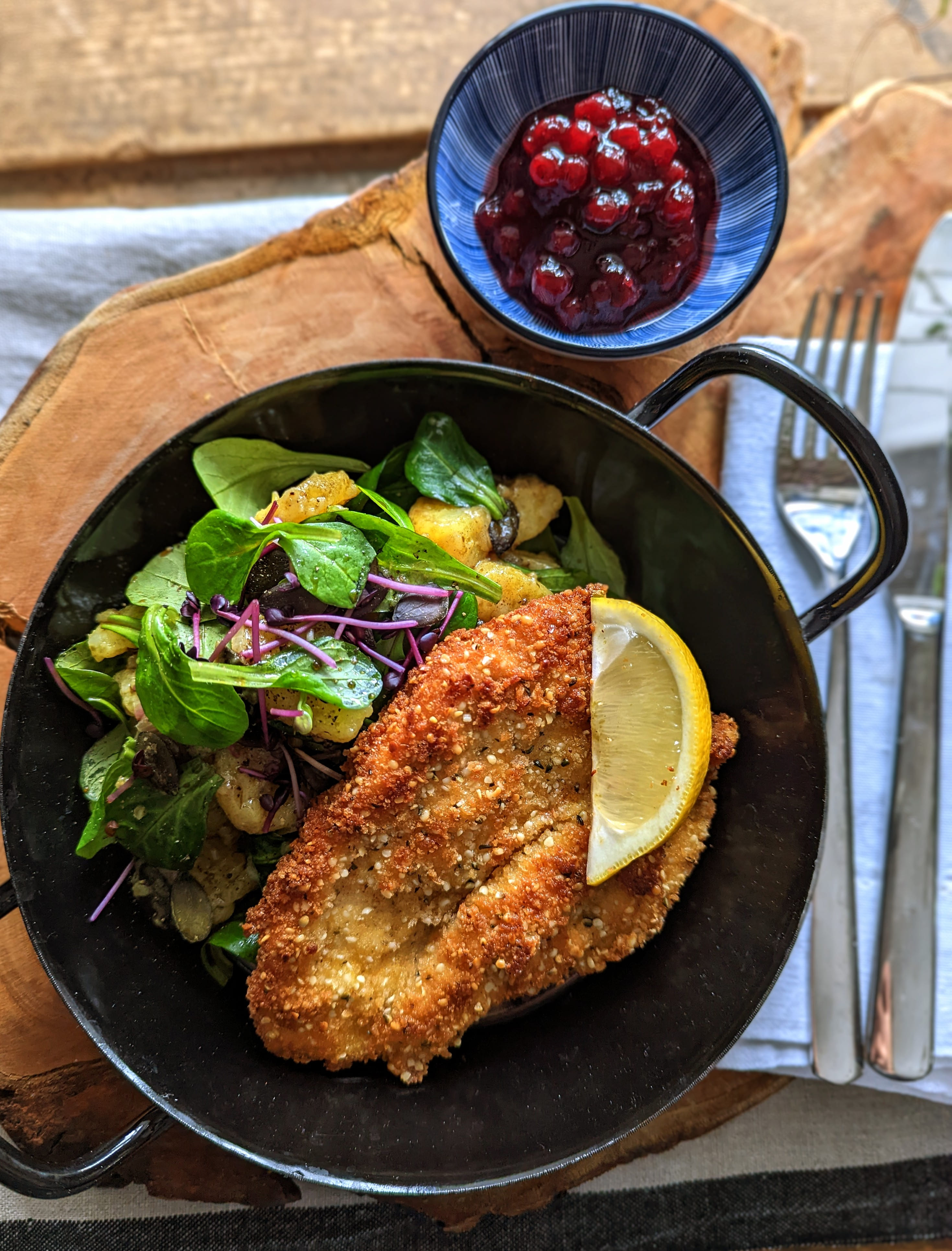 Hirschschnitzel in Hanfpanier mit Erdäpfel-Vogerlsalat  bei Salzburg schmeckt