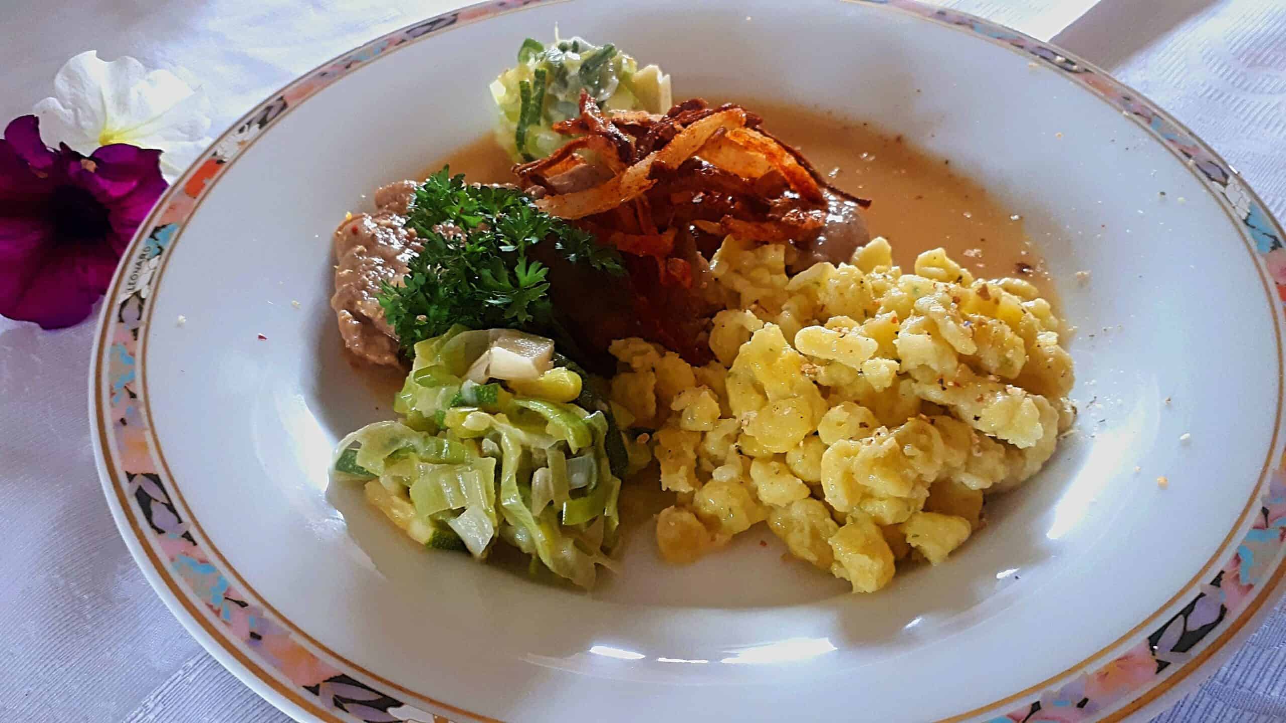 Wiener Zwiebelrostbraten mit Nockerl und Lauchgemüse bei Salzburg schmeckt