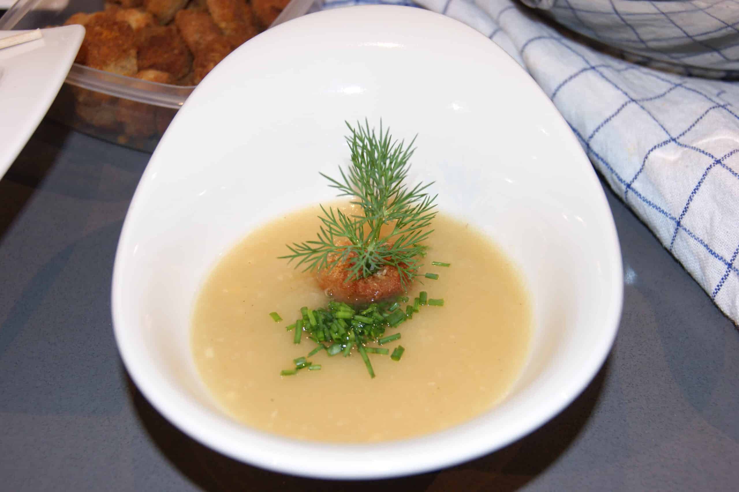 Apfel-Krensuppe bei Salzburg schmeckt