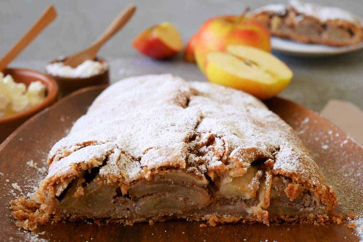 Apfelstrudel aus Topfenteig bei Salzburg schmeckt