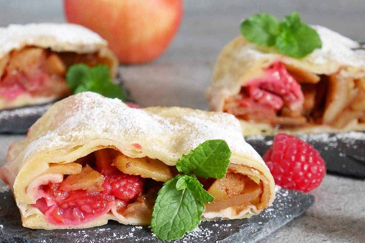 Apfelstrudel mit Himbeeren bei Salzburg schmeckt