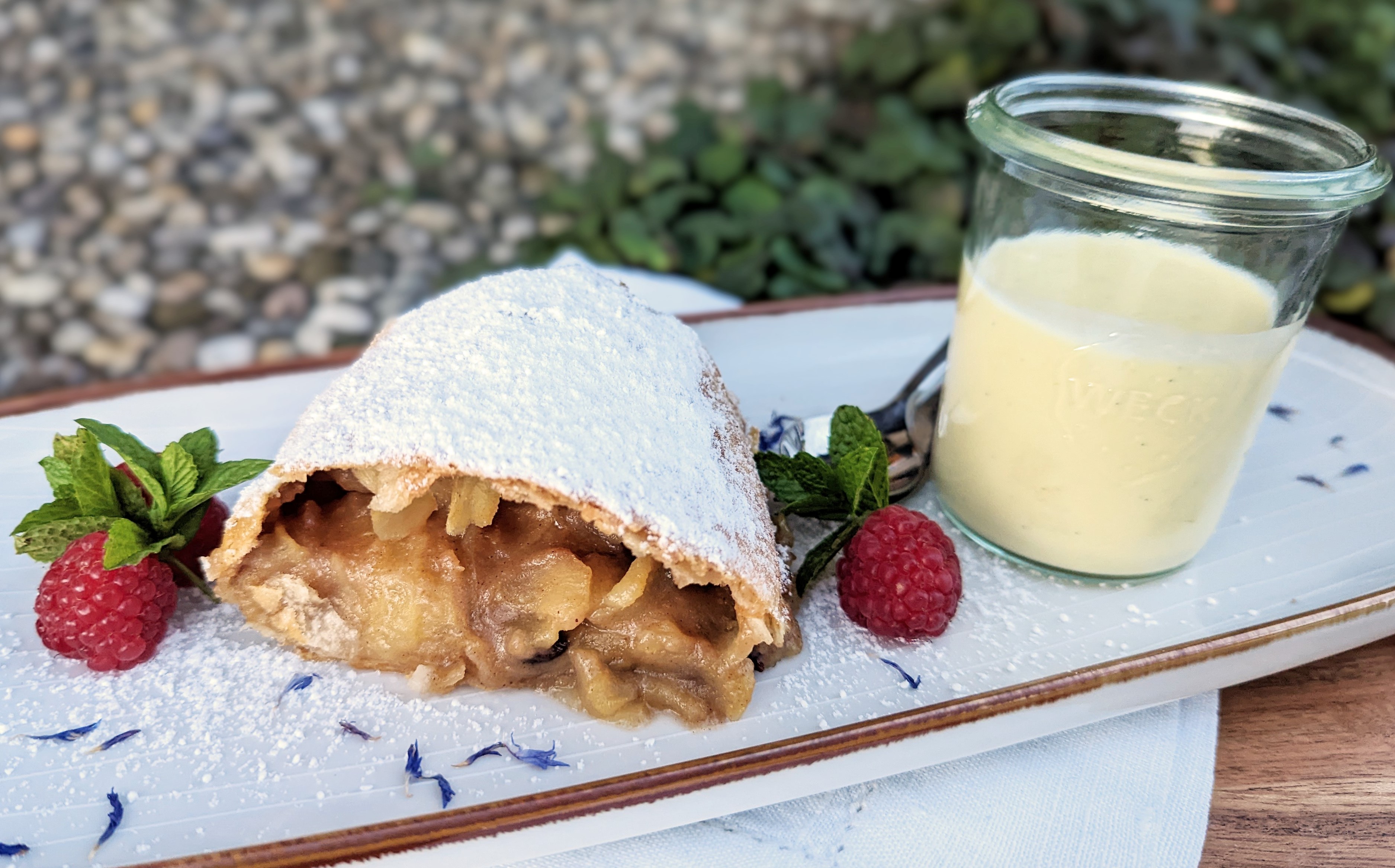 Apfelstrudel mit Vanillesauce bei Salzburg schmeckt