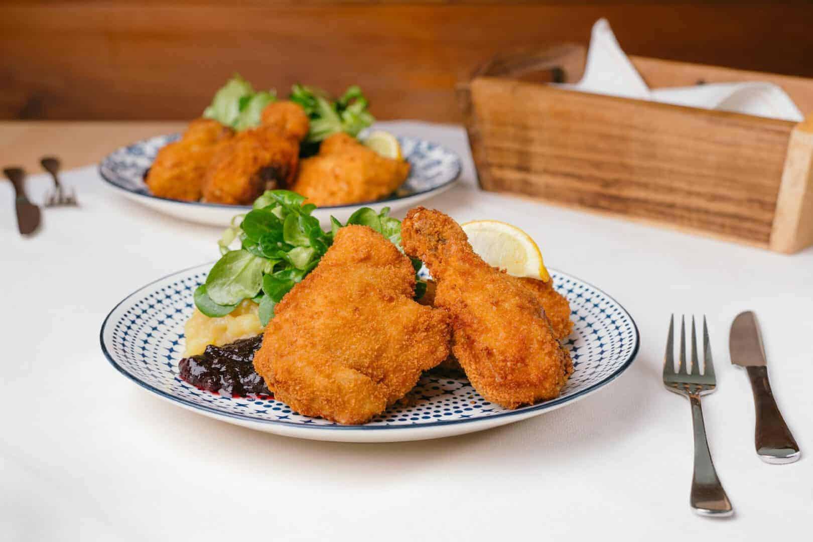 Backhenderl mit Erdäpfel-Vogerlsalat bei Salzburg schmeckt