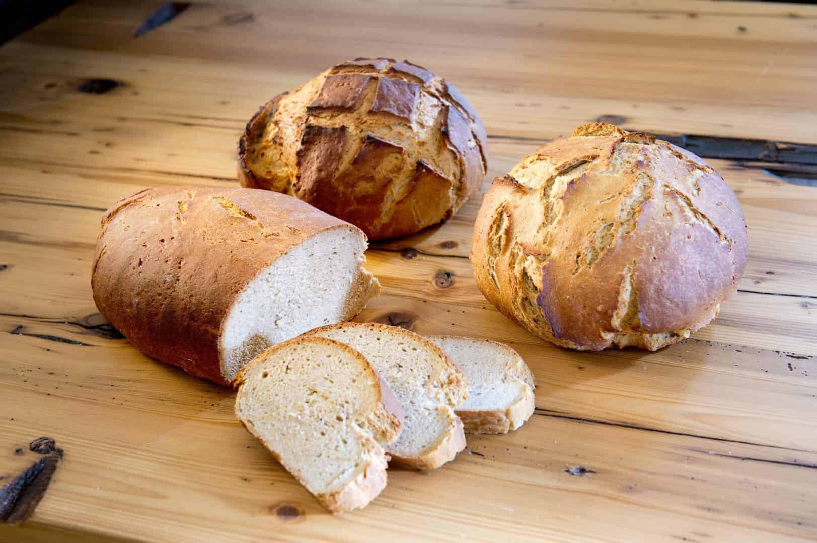 Bauernbrot mit Buttermilch bei Salzburg schmeckt