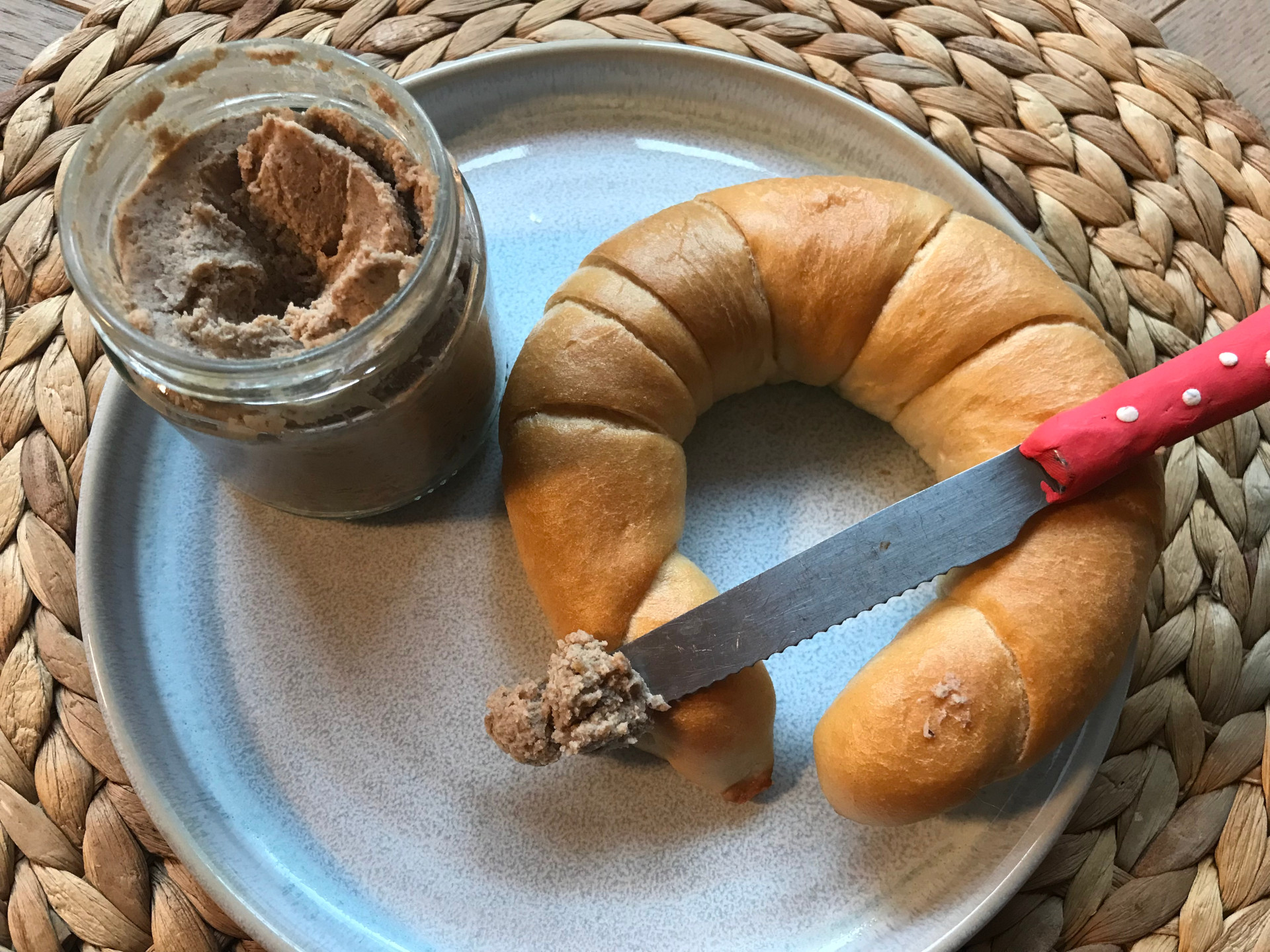 Süßer Brotaufstrich aus Keksresten  bei Salzburg schmeckt