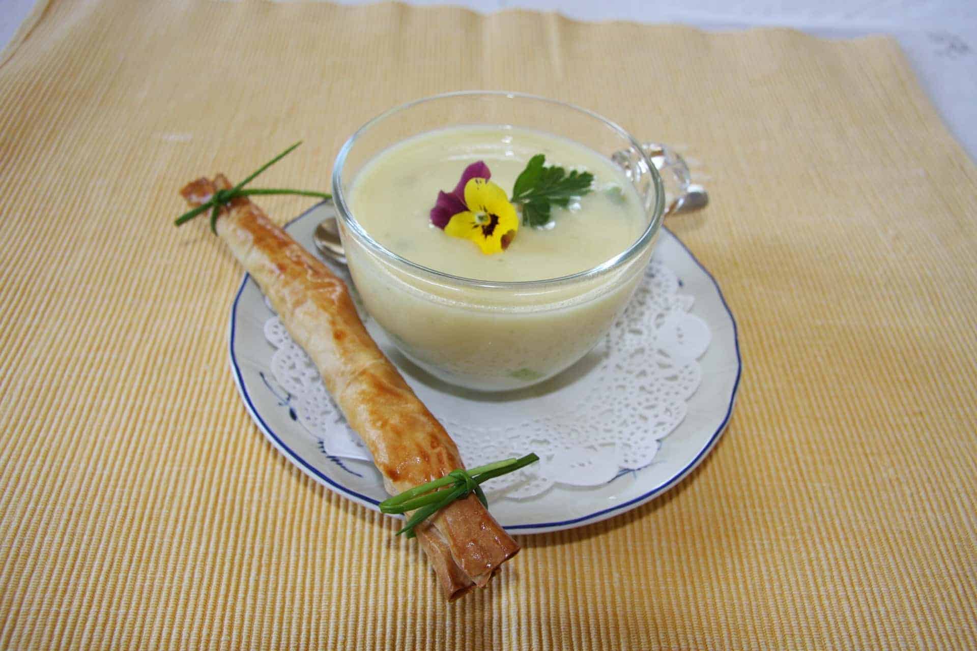 Spargelcremesuppe mit Forellennockerl und Spargelzuckerl  bei Salzburg schmeckt