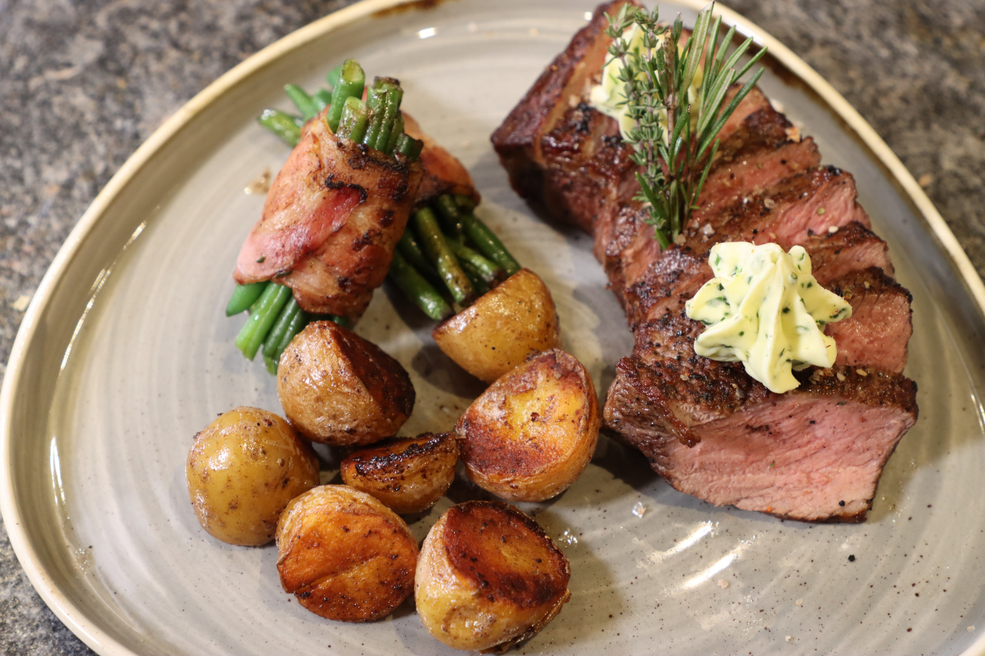 Rosa gebratenes Rinderrückensteak mit heurigen Erdäpfel und Speckbohnen bei Salzburg schmeckt