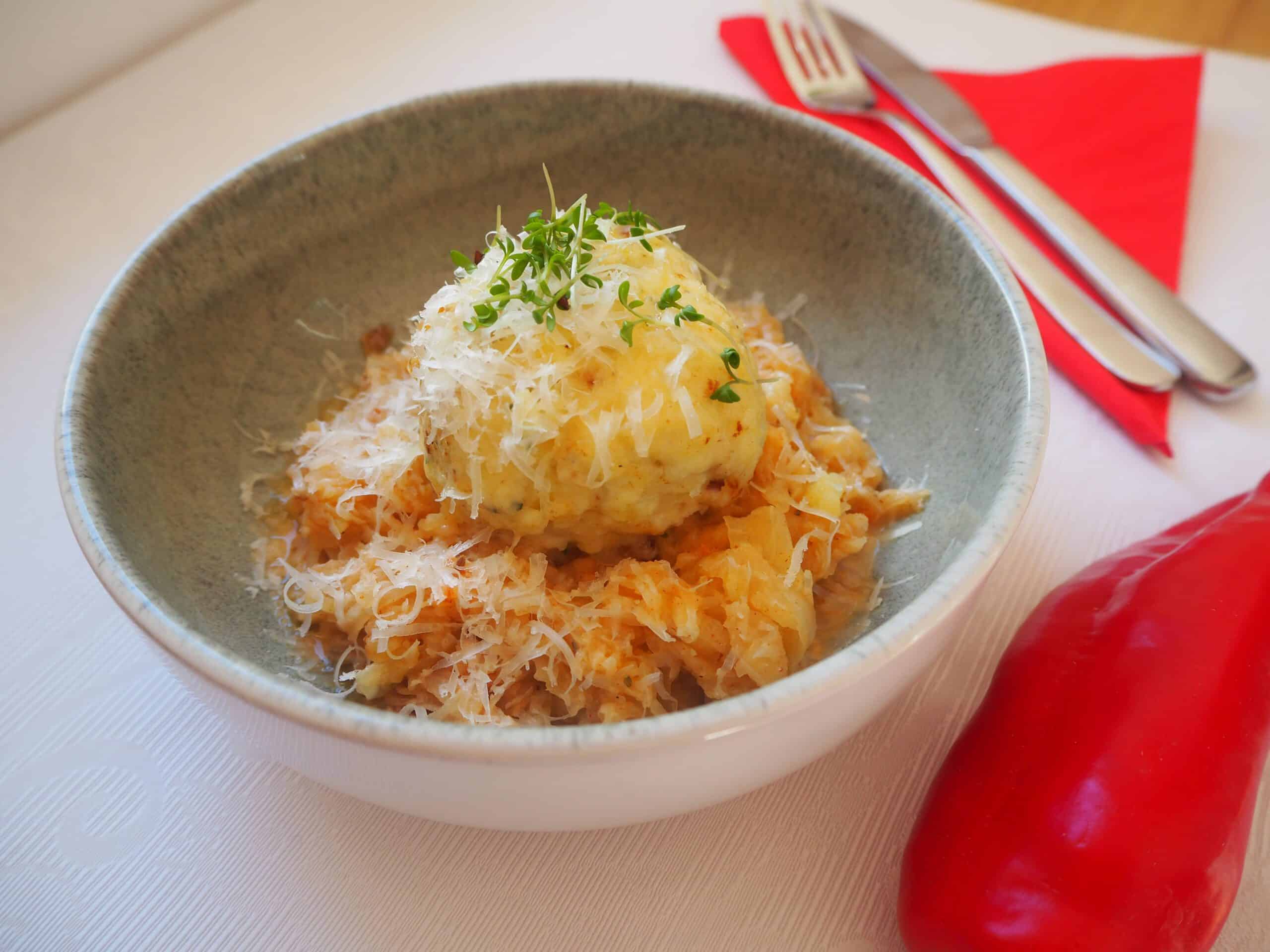 Stinkerknödel mit Paprikasauerkraut  bei Salzburg schmeckt