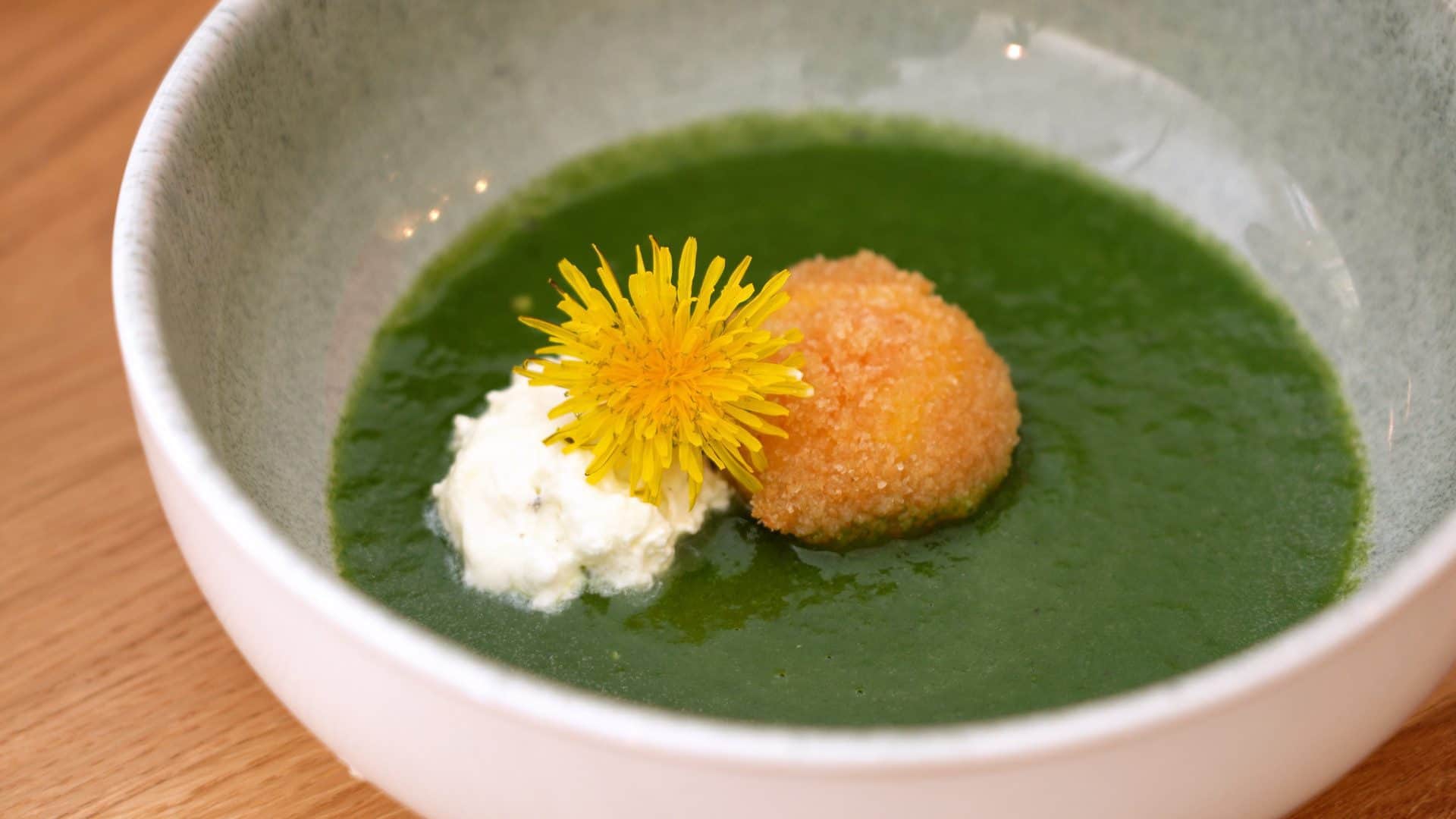 Gartenkresseschaumsuppe mit gebackenem Eigelb  bei Salzburg schmeckt