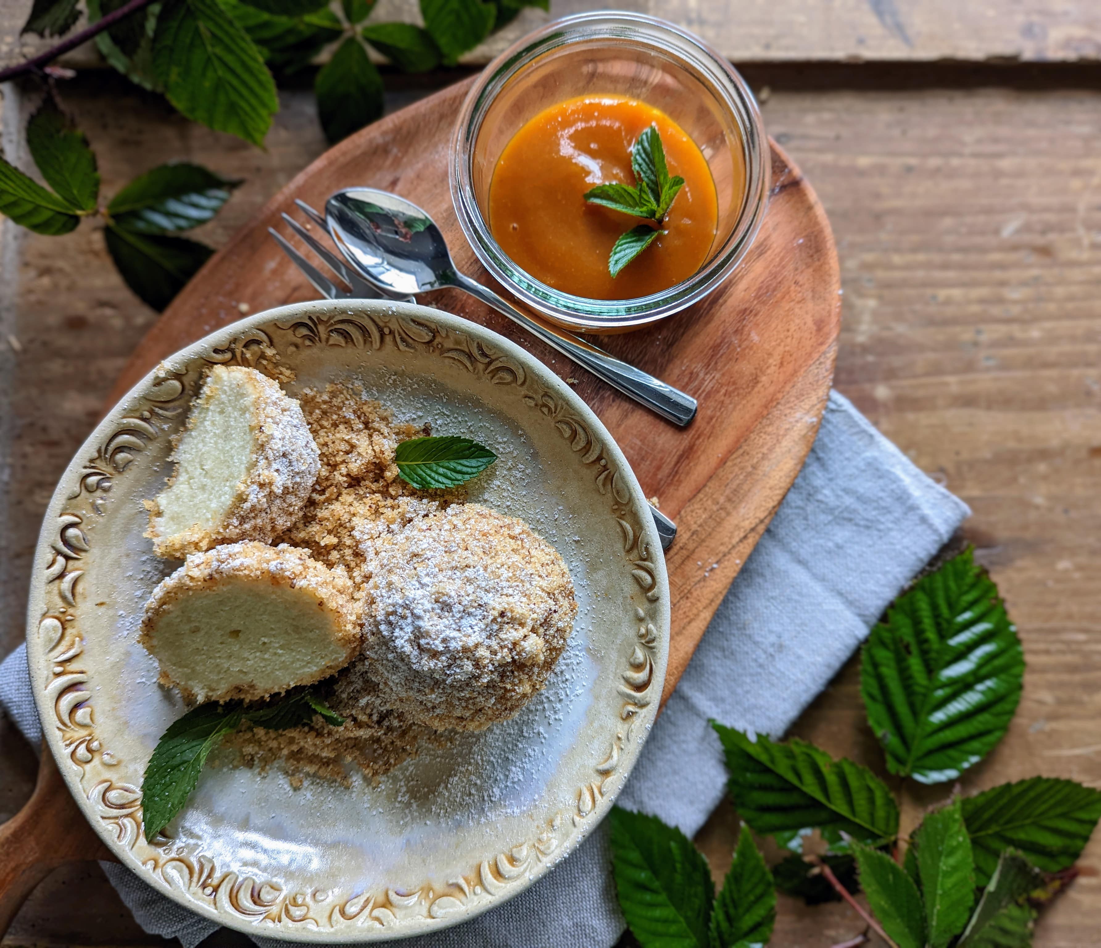 Topfenknödel mit Fruchtmus  bei Salzburg schmeckt