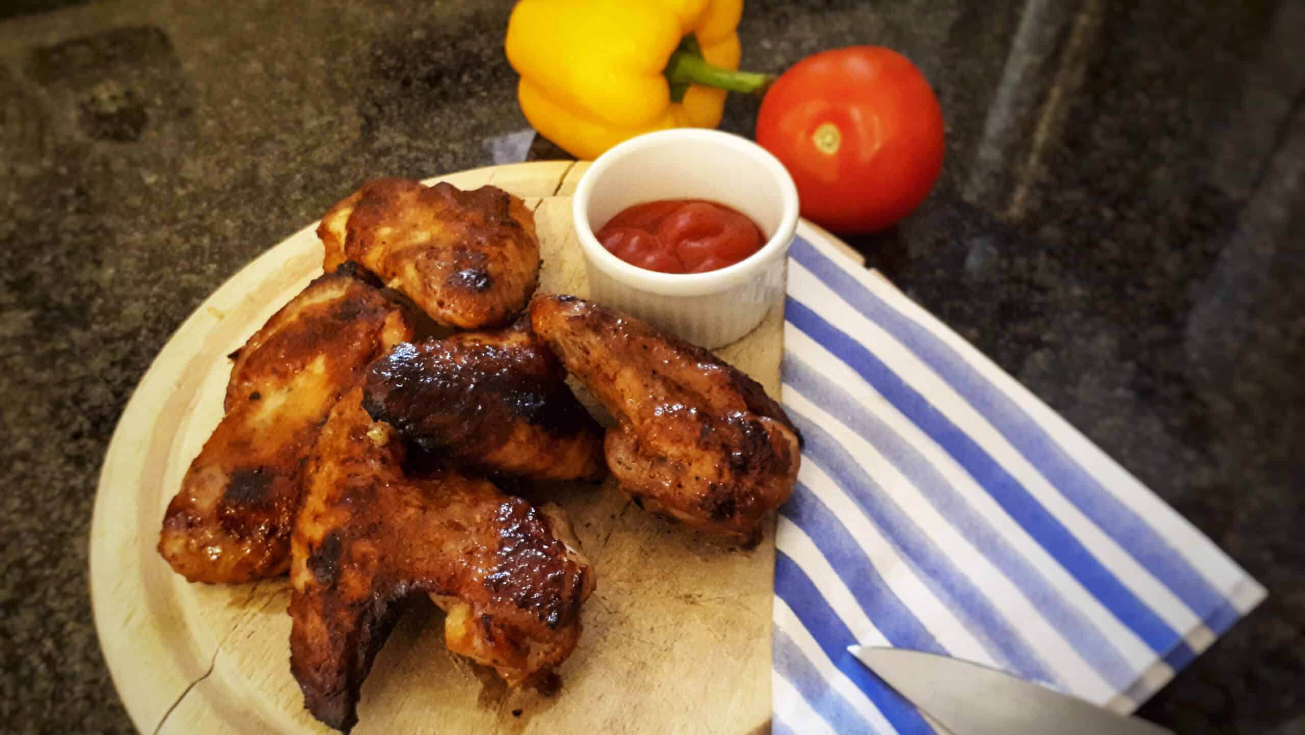 Würzige Chicken-Wings mit Ofenerdäpfel und Salsa bei Salzburg schmeckt