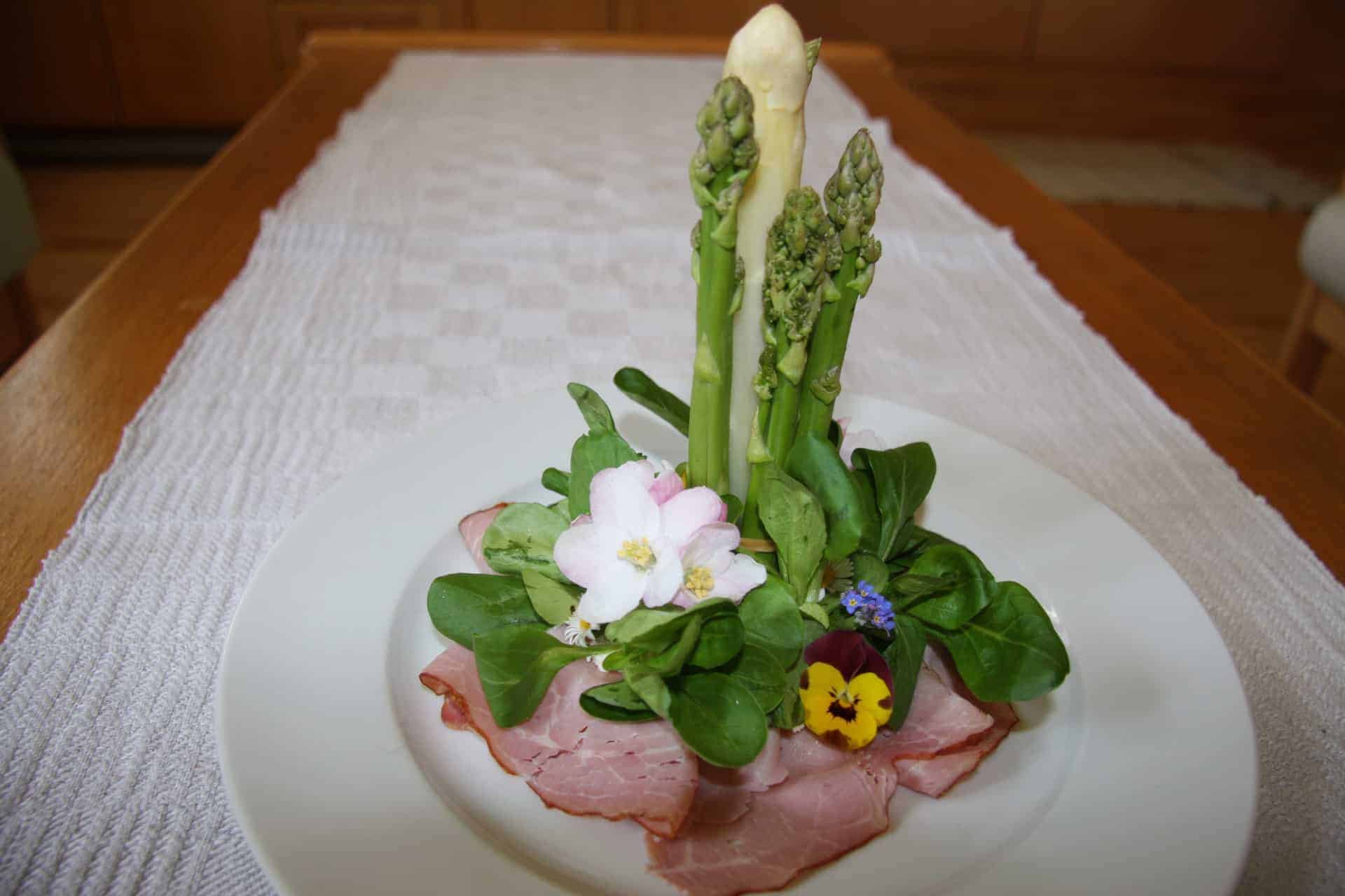 Weißer und grüner Spargel mit Roastbeef und Wildkräutersalat  bei Salzburg schmeckt