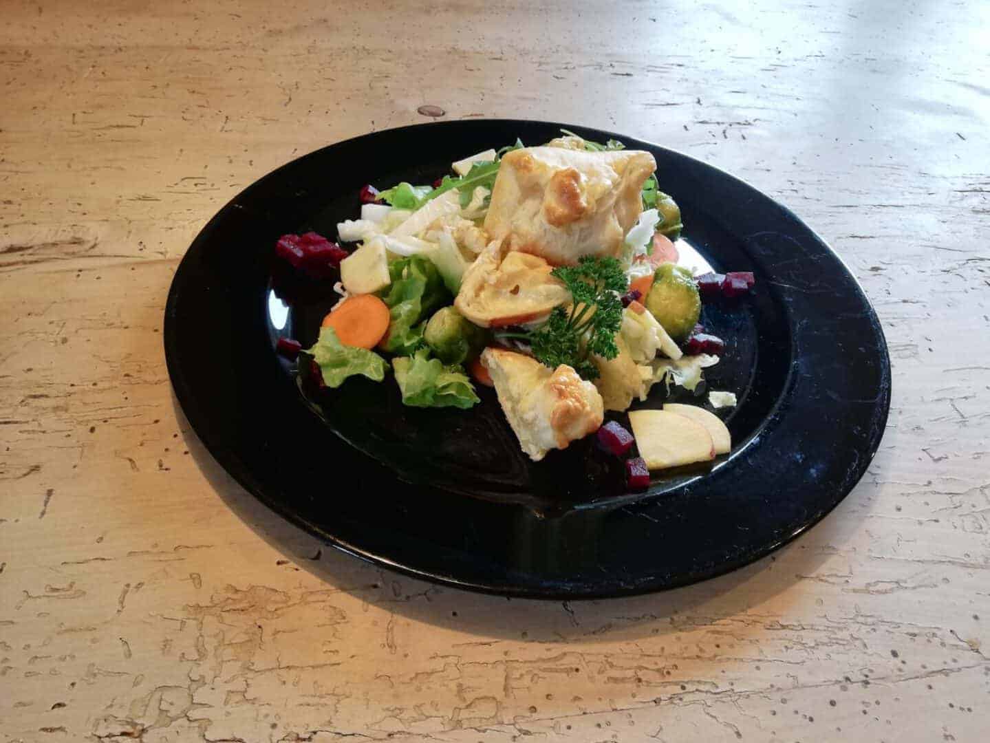 Weichkäse im Blätterteig mit Salat bei Salzburg schmeckt