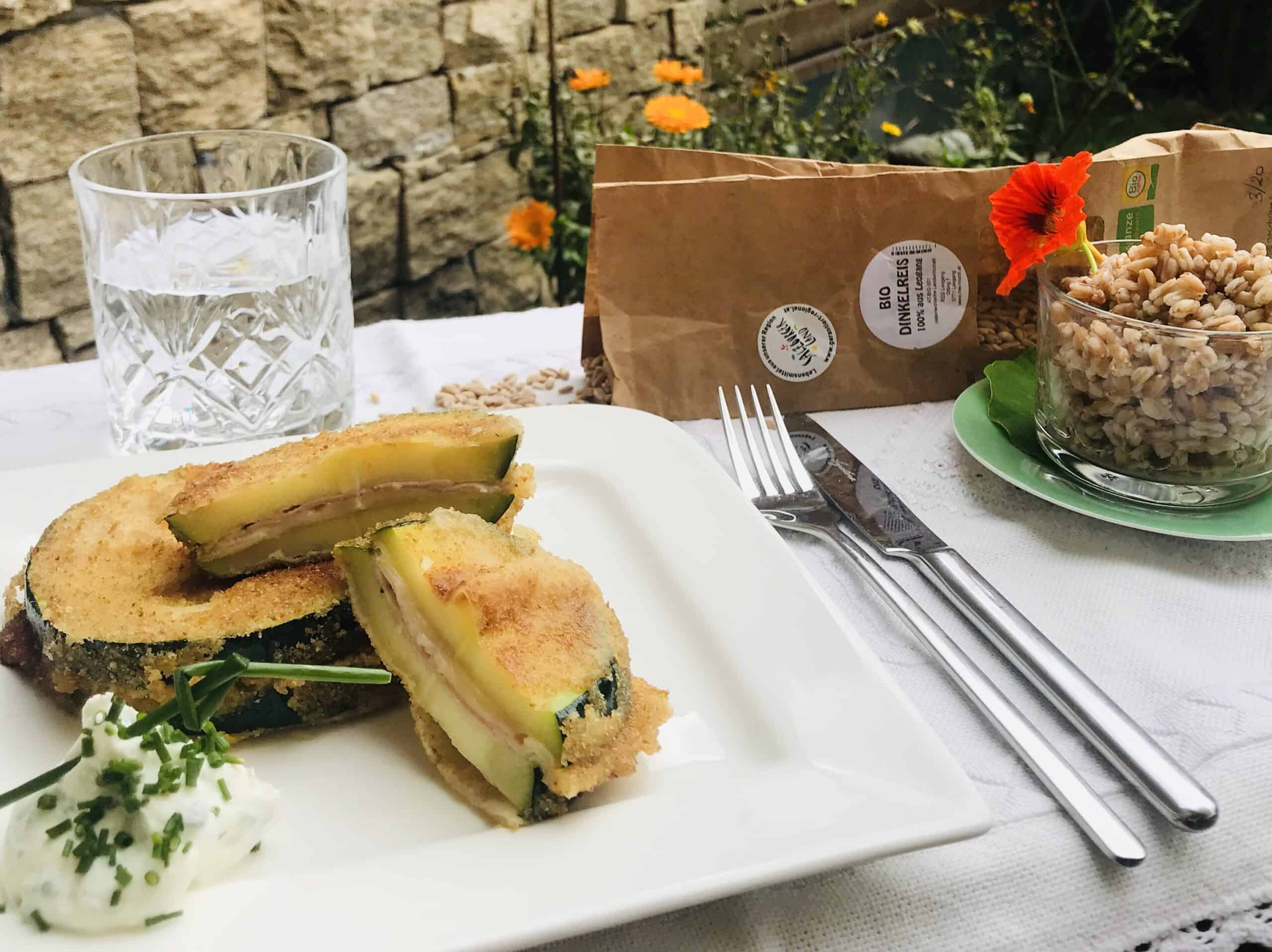 Gefüllte Zucchinischnitzel mit Leoganger Dinkelreis  bei Salzburg schmeckt