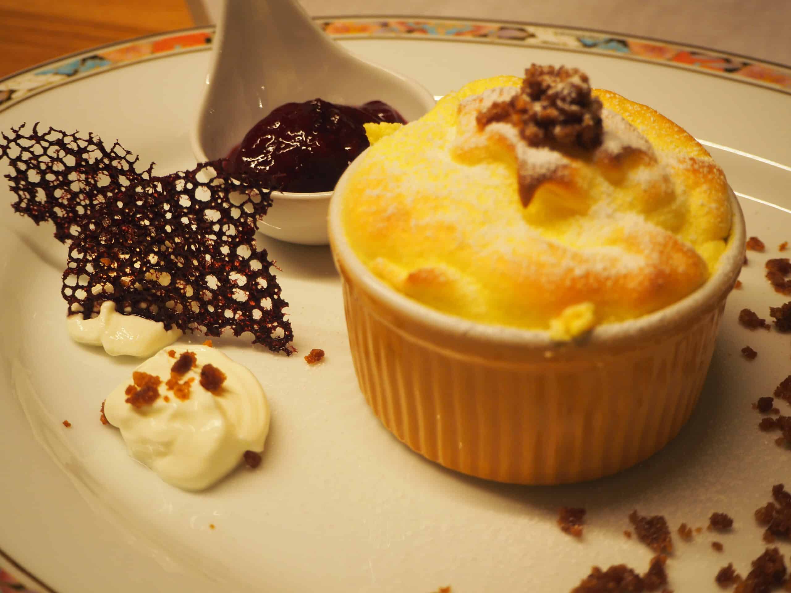 Topfensoufflé mit Zwetschkenröster und Lebkuchenbrösel bei Salzburg schmeckt