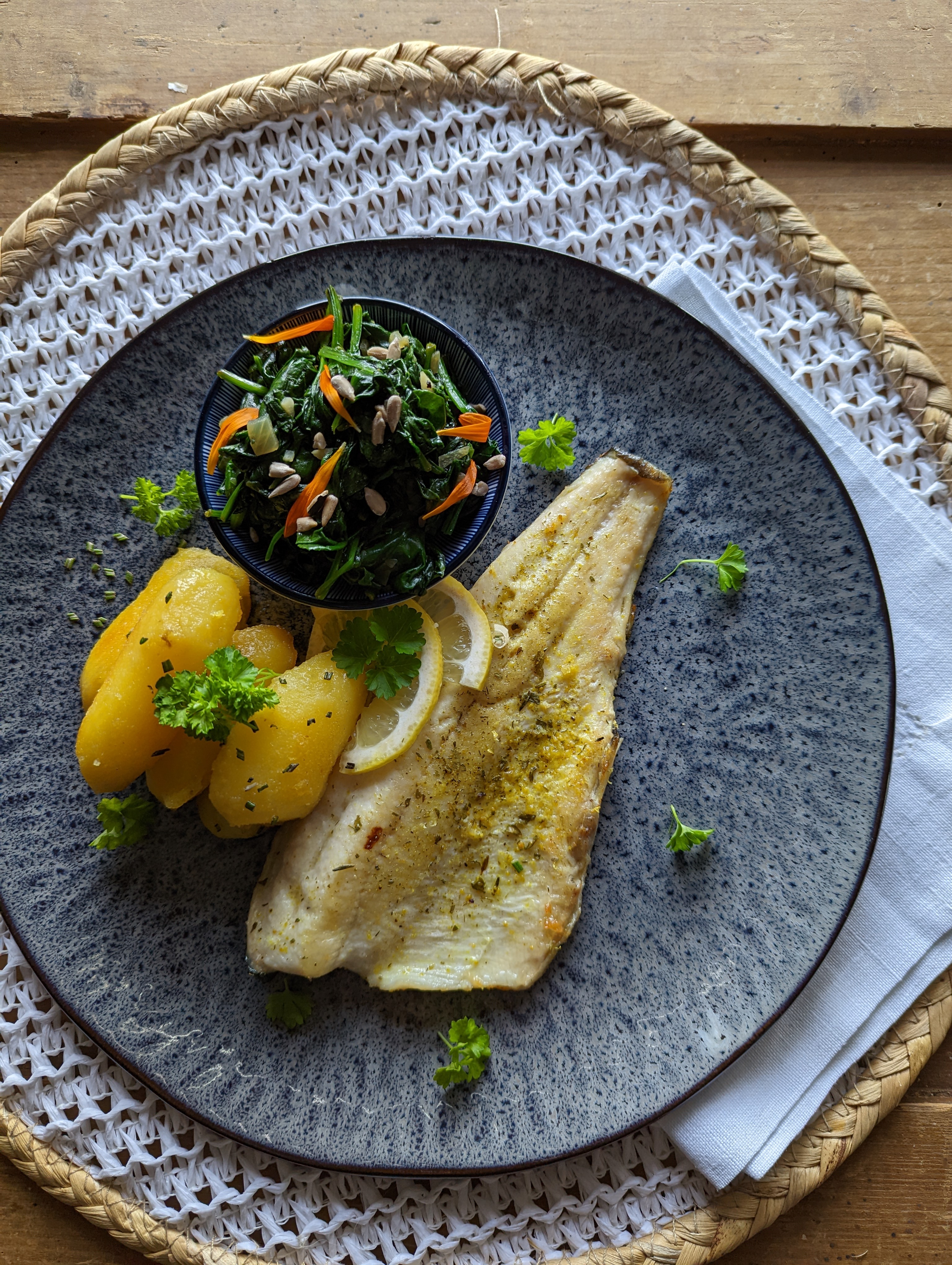 Gebratenes Forellenfilet mit Petersilienerdäpfel und Spinat bei Salzburg schmeckt