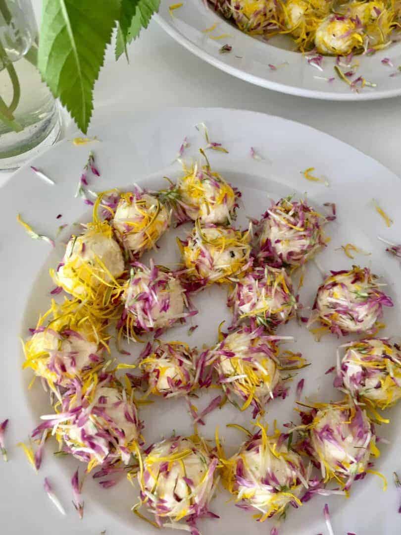 Frischkäsekugeln mit Blüten bei Salzburg schmeckt