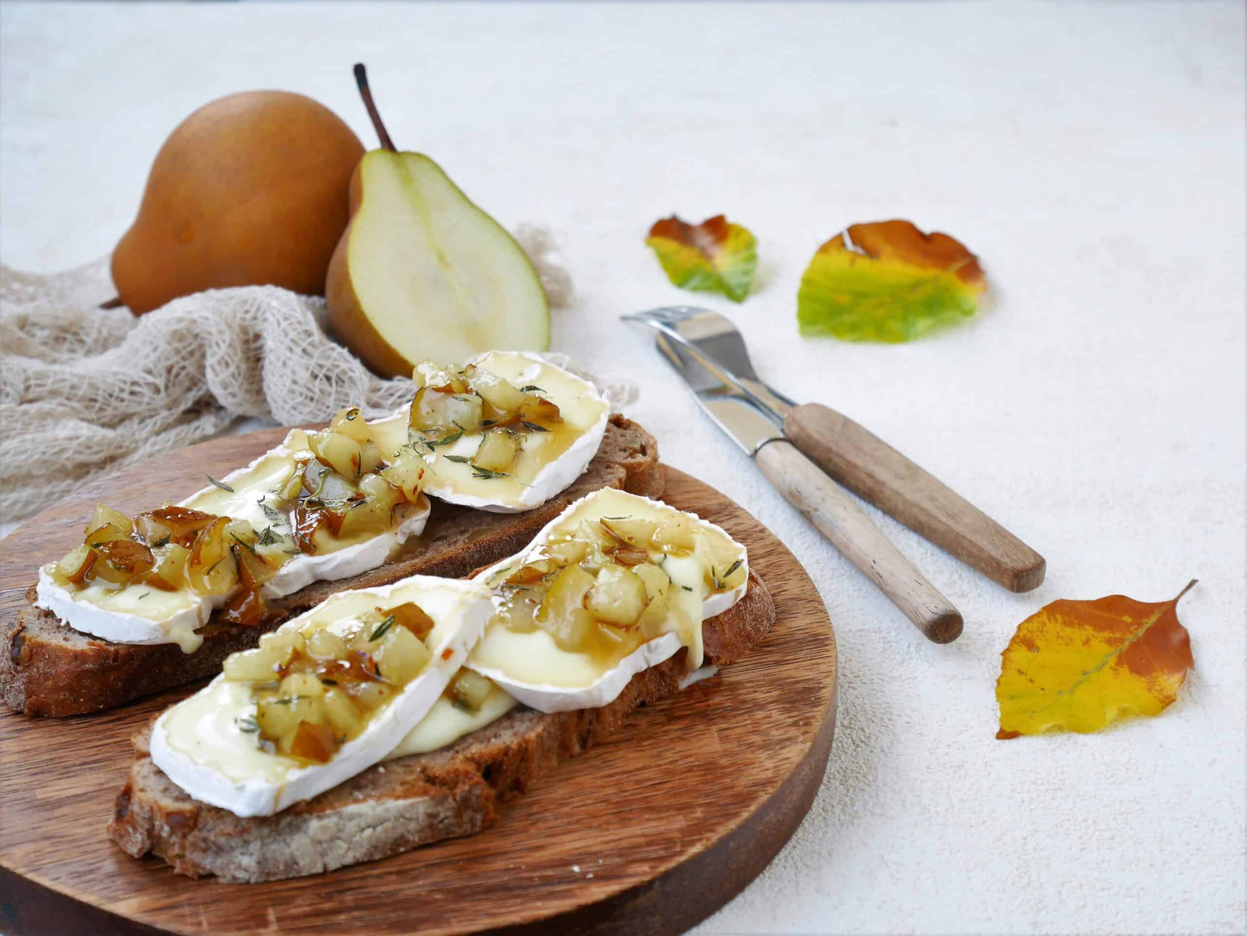 Gebackenes Käsebrot mit Birnenragout bei Salzburg schmeckt