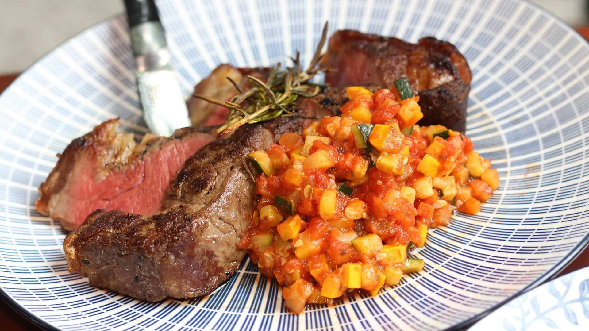 Gebeiztes Beiried mit Zucchiniratatouille und Rucola bei Salzburg schmeckt