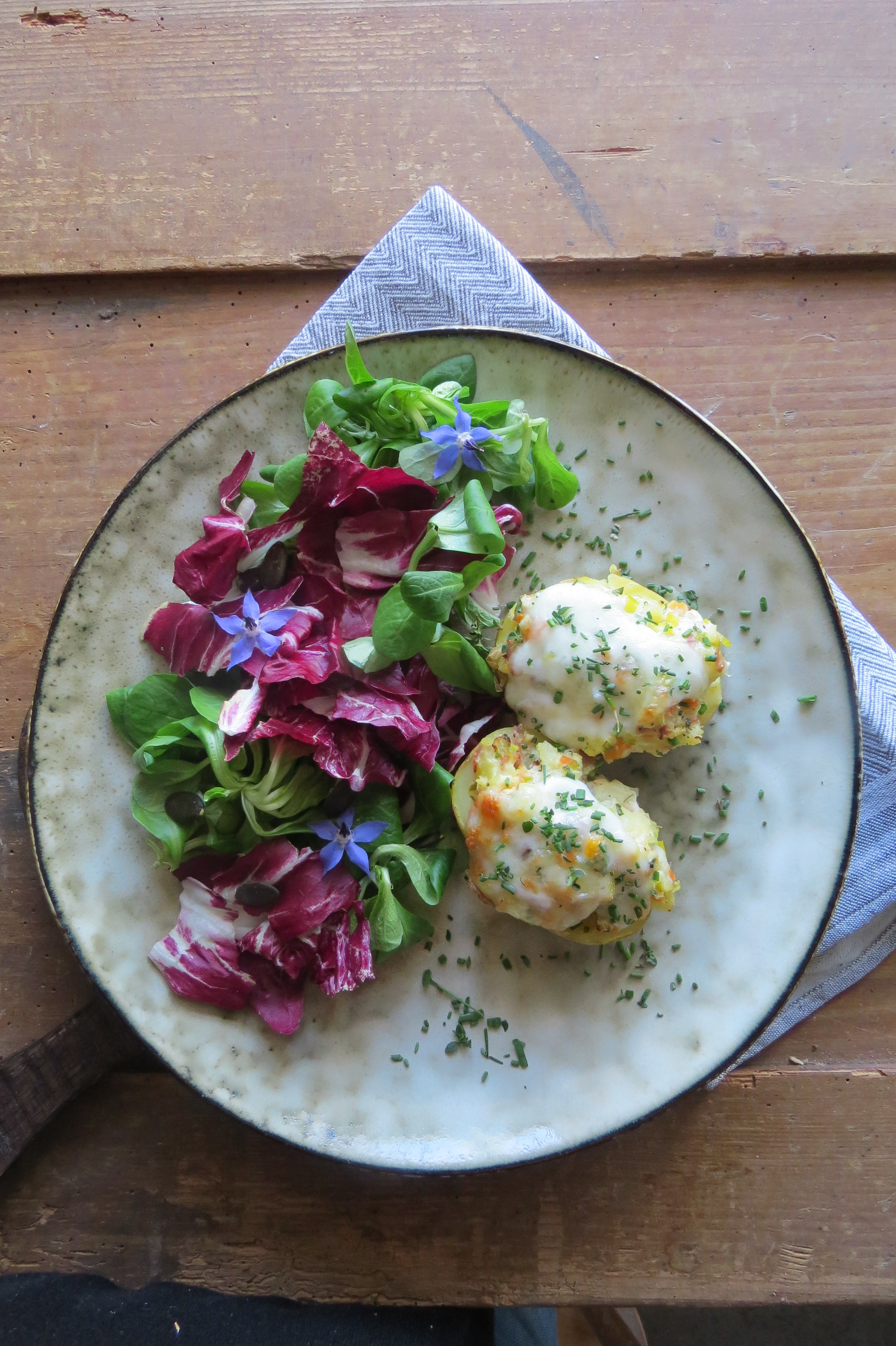 Gefüllte Eachtling mit Salat bei Salzburg schmeckt