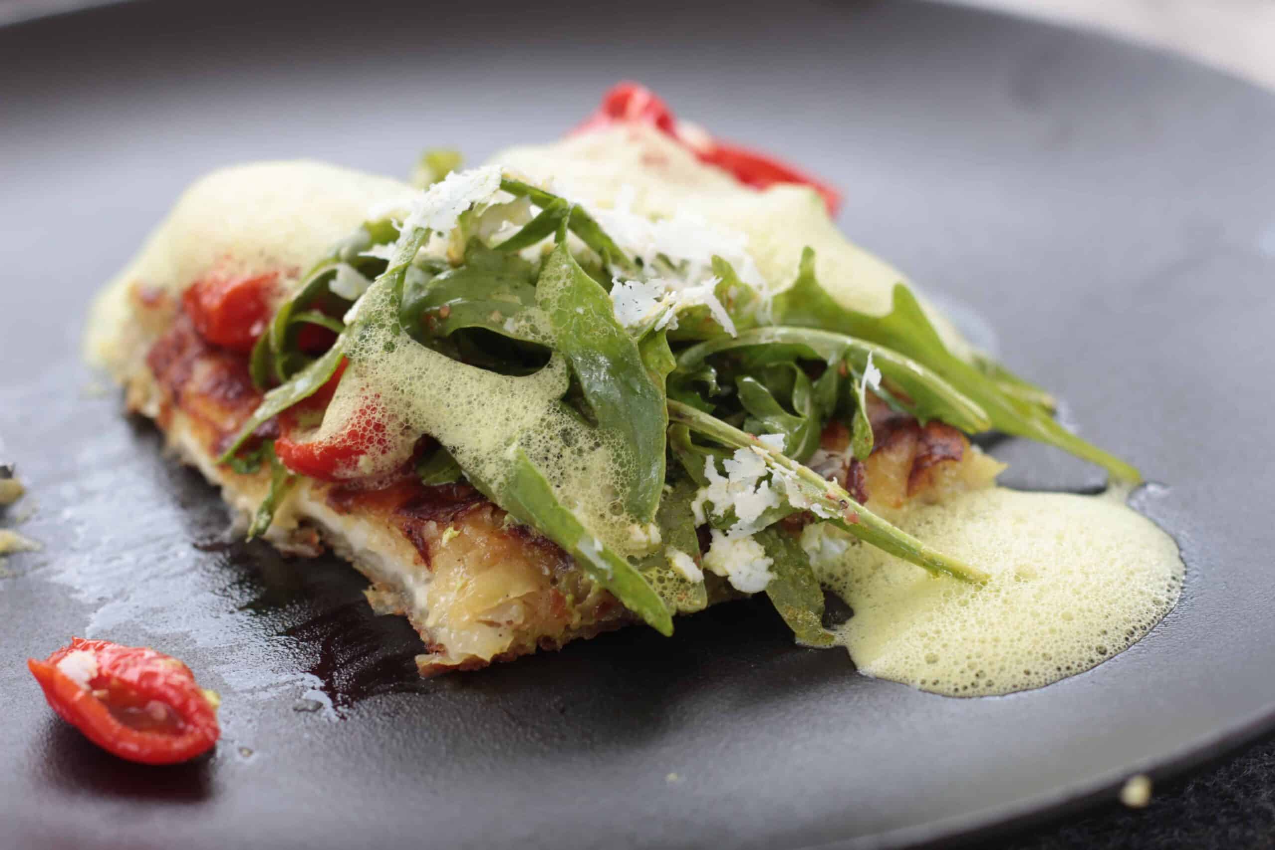 Gefülltes Almbutterrösti mit Rucola und gehobeltem Sauerkas bei Salzburg schmeckt