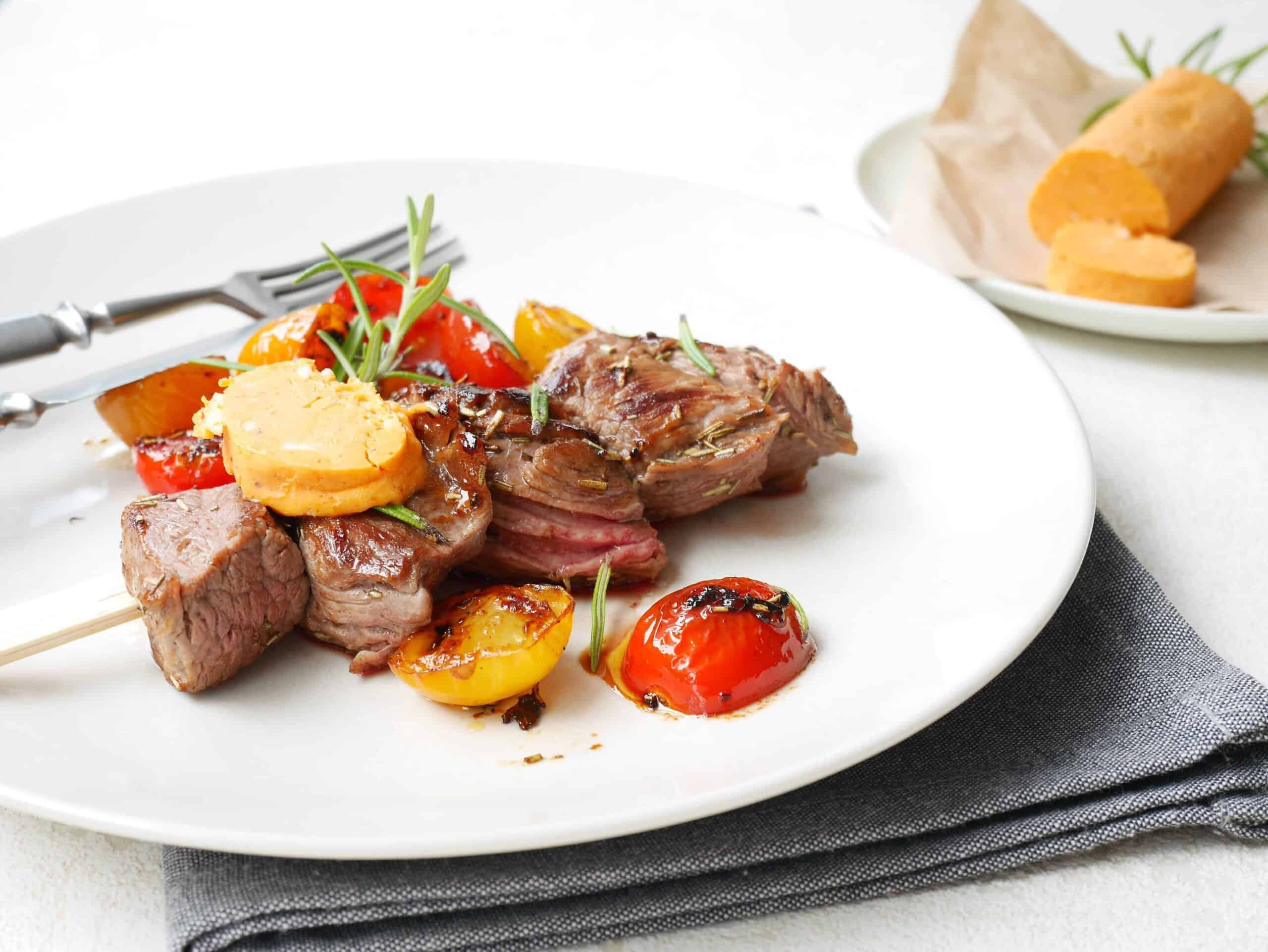 Gegrillte Rinderfiletspieße mit Tomaten-Knoblauchbutter bei Salzburg schmeckt