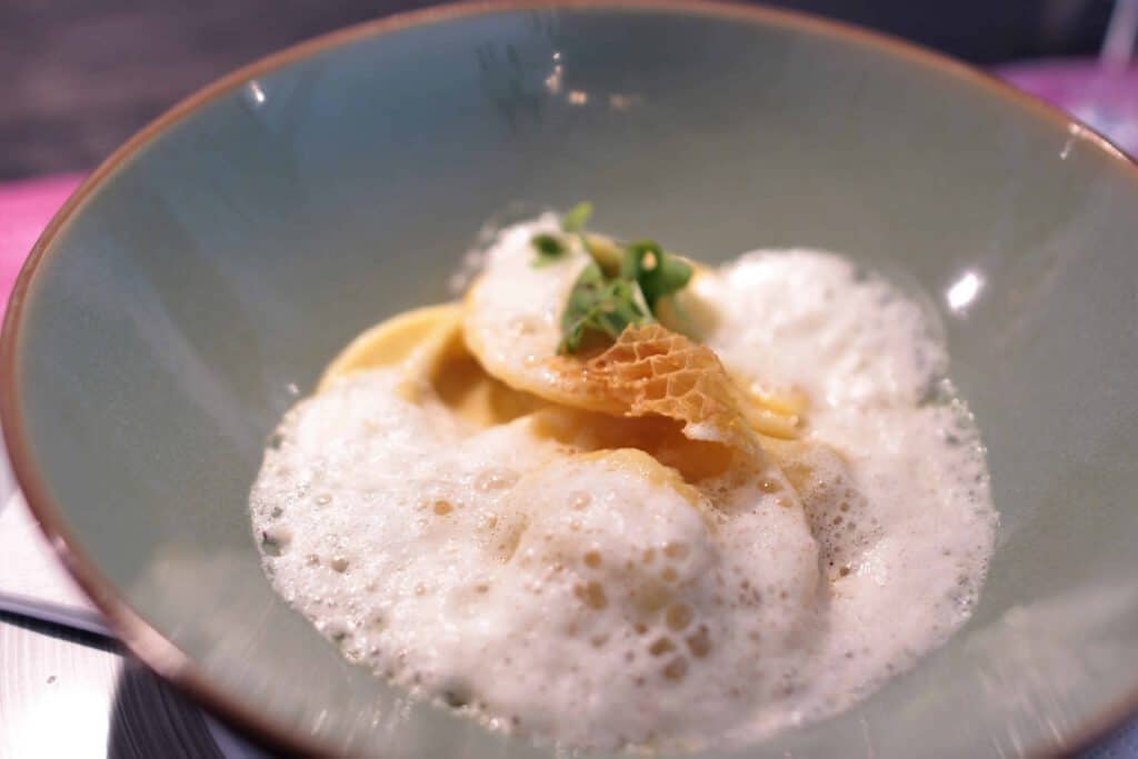 Ravioli mit Blauschimmelkäse und Honigschaum  bei Salzburg schmeckt