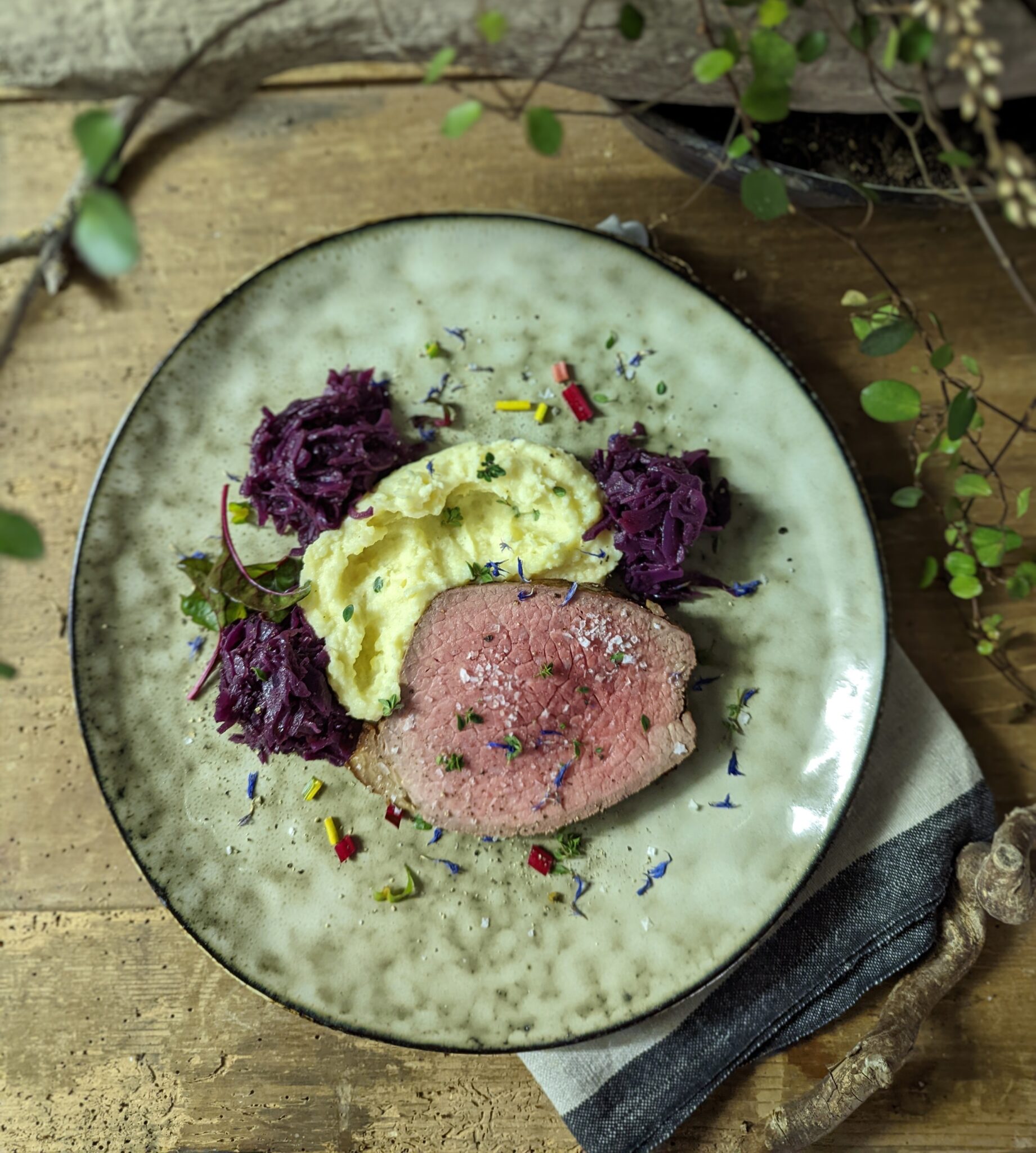 Roastbeef mit Erdäpfel-Selleriepüree und Blaukraut  bei Salzburg schmeckt