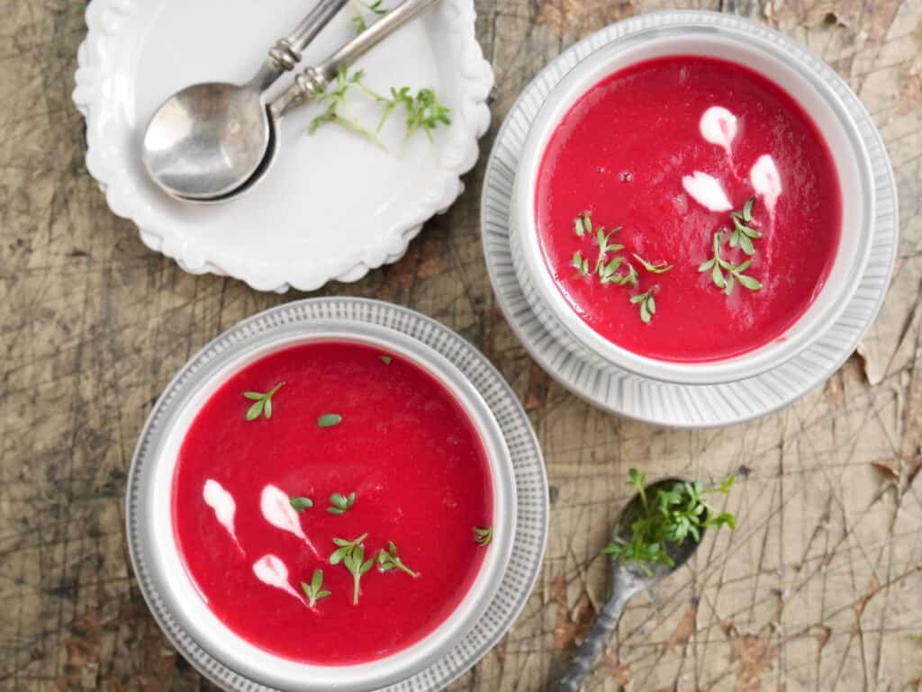 Rote Rüben-Apfelsuppe bei Salzburg schmeckt