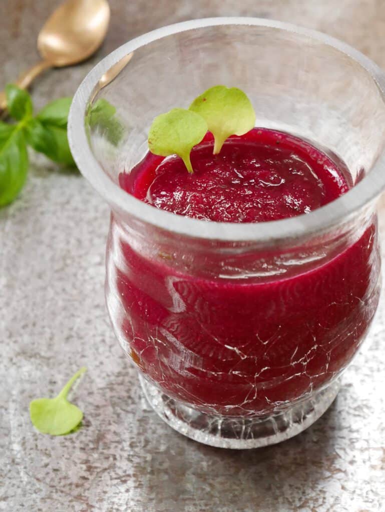 Rote Rübensmoothie bei Salzburg schmeckt