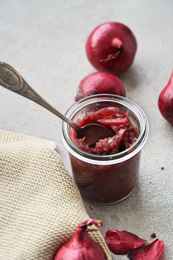 Rotes Zwiebelchutney bei Salzburg schmeckt