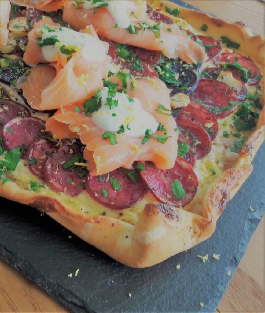 Rustikale Pizza mit Lungauer Eachtling und geräucherter Lachsforelle bei Salzburg schmeckt
