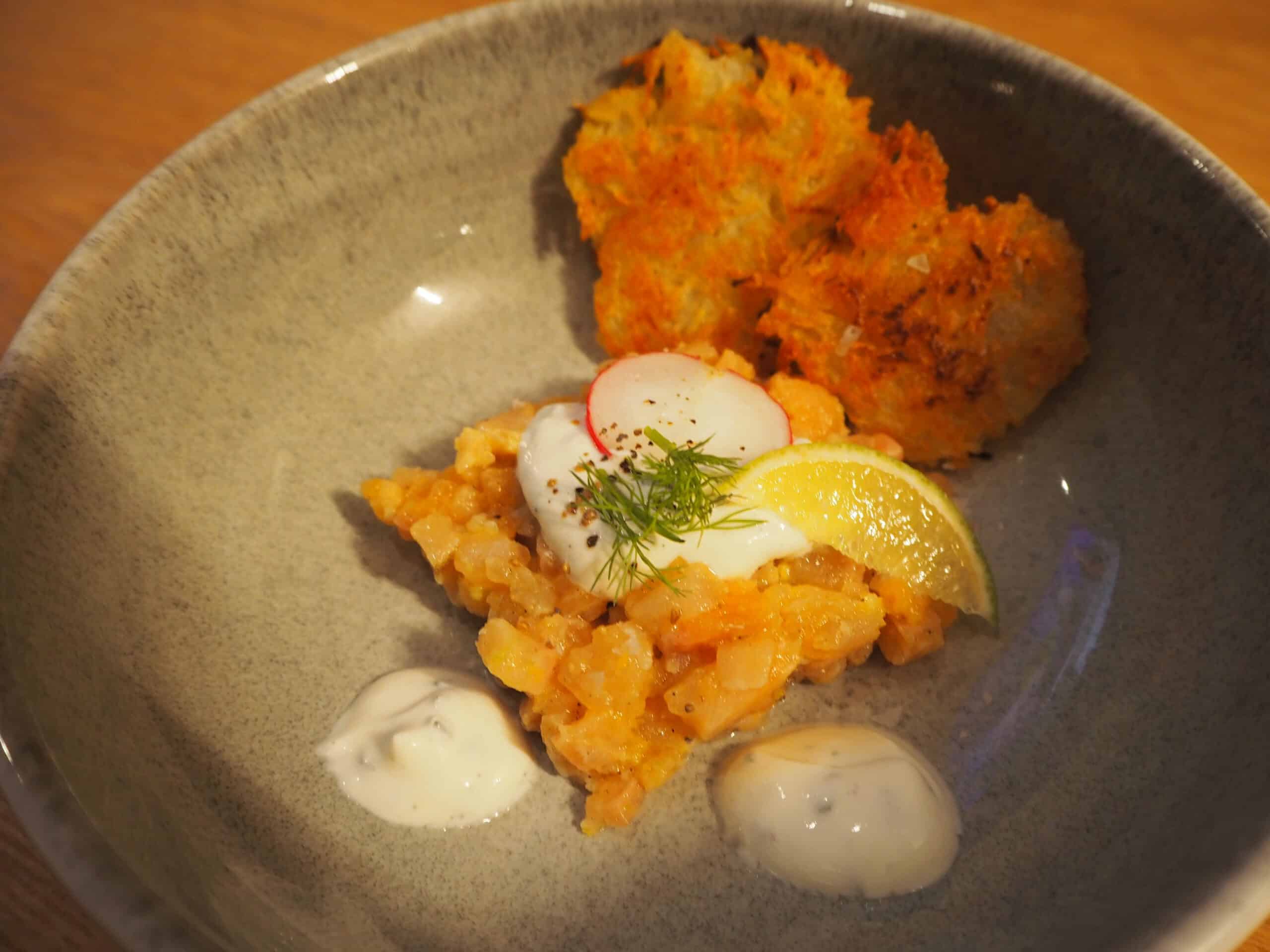 Saiblingstatar mit Erdäpfelrösti und Schnittlauchsauce  bei Salzburg schmeckt