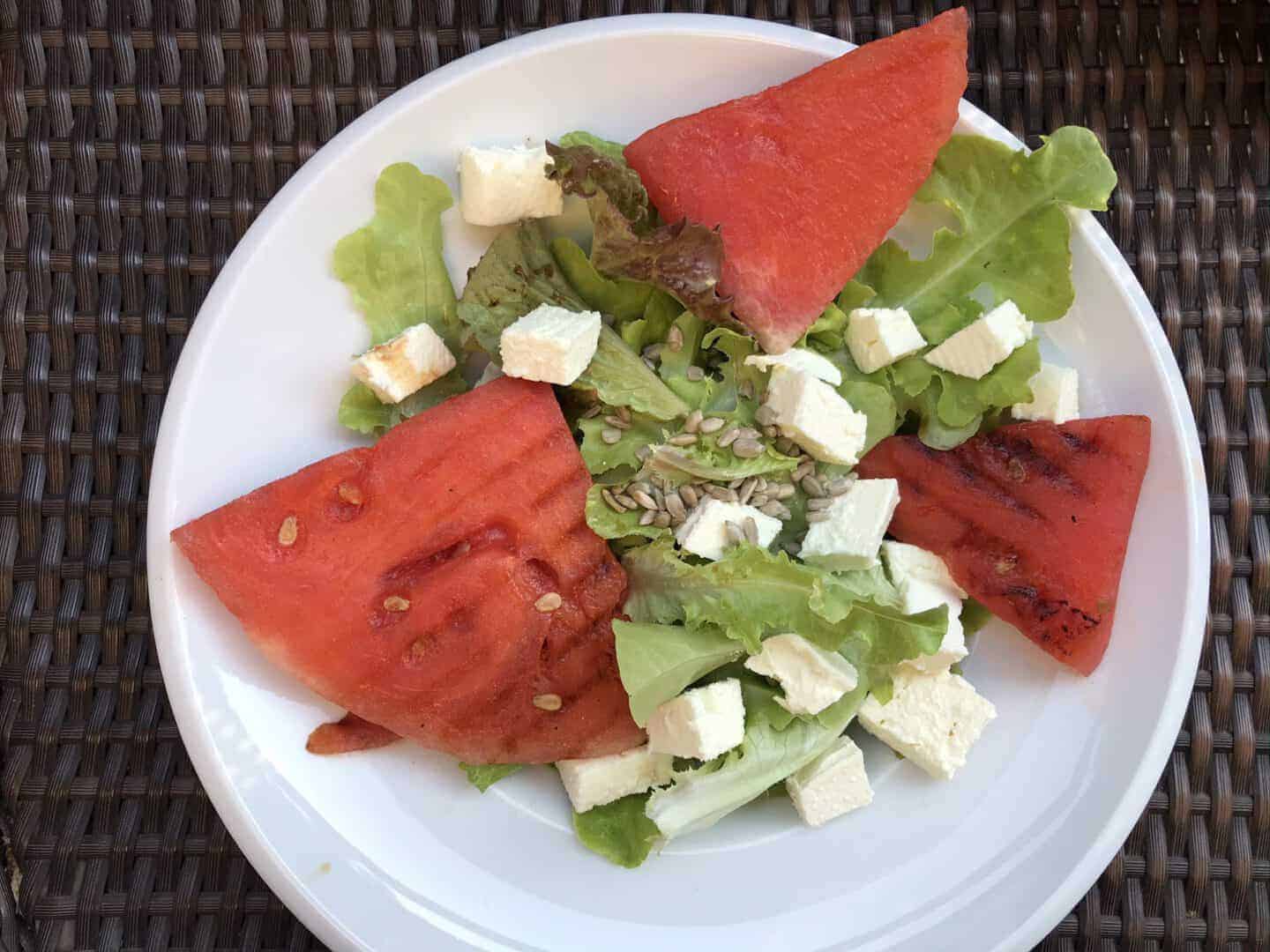 Blattsalat mit gegrillter Wassermelone  bei Salzburg schmeckt