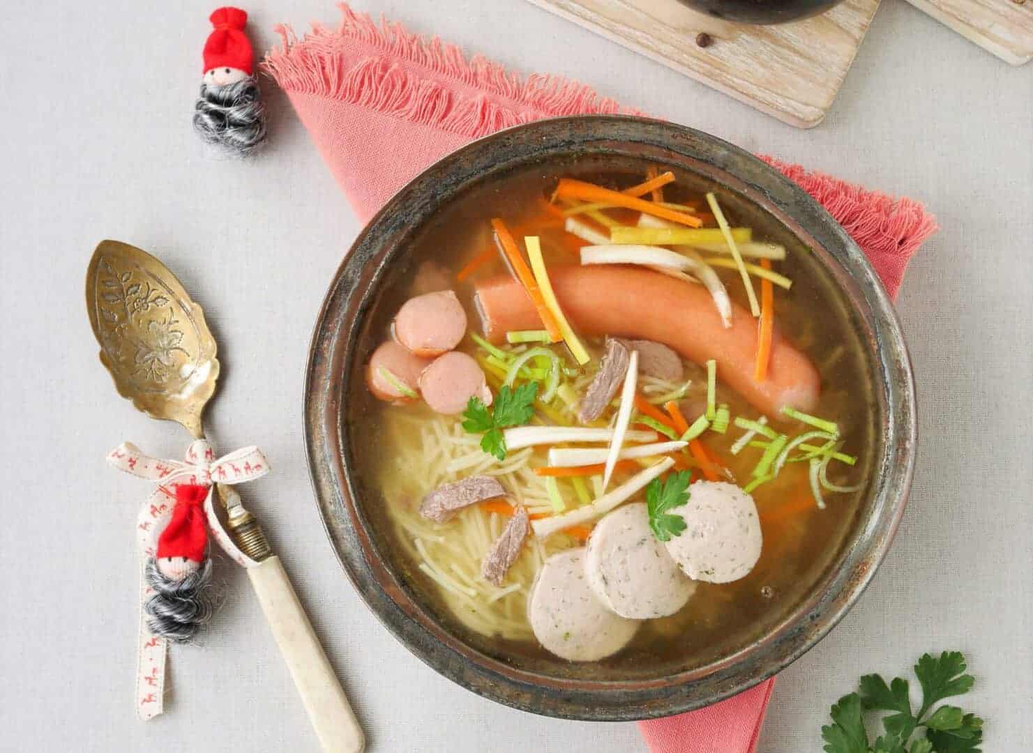 Salzburger Mettensuppe bei Salzburg schmeckt