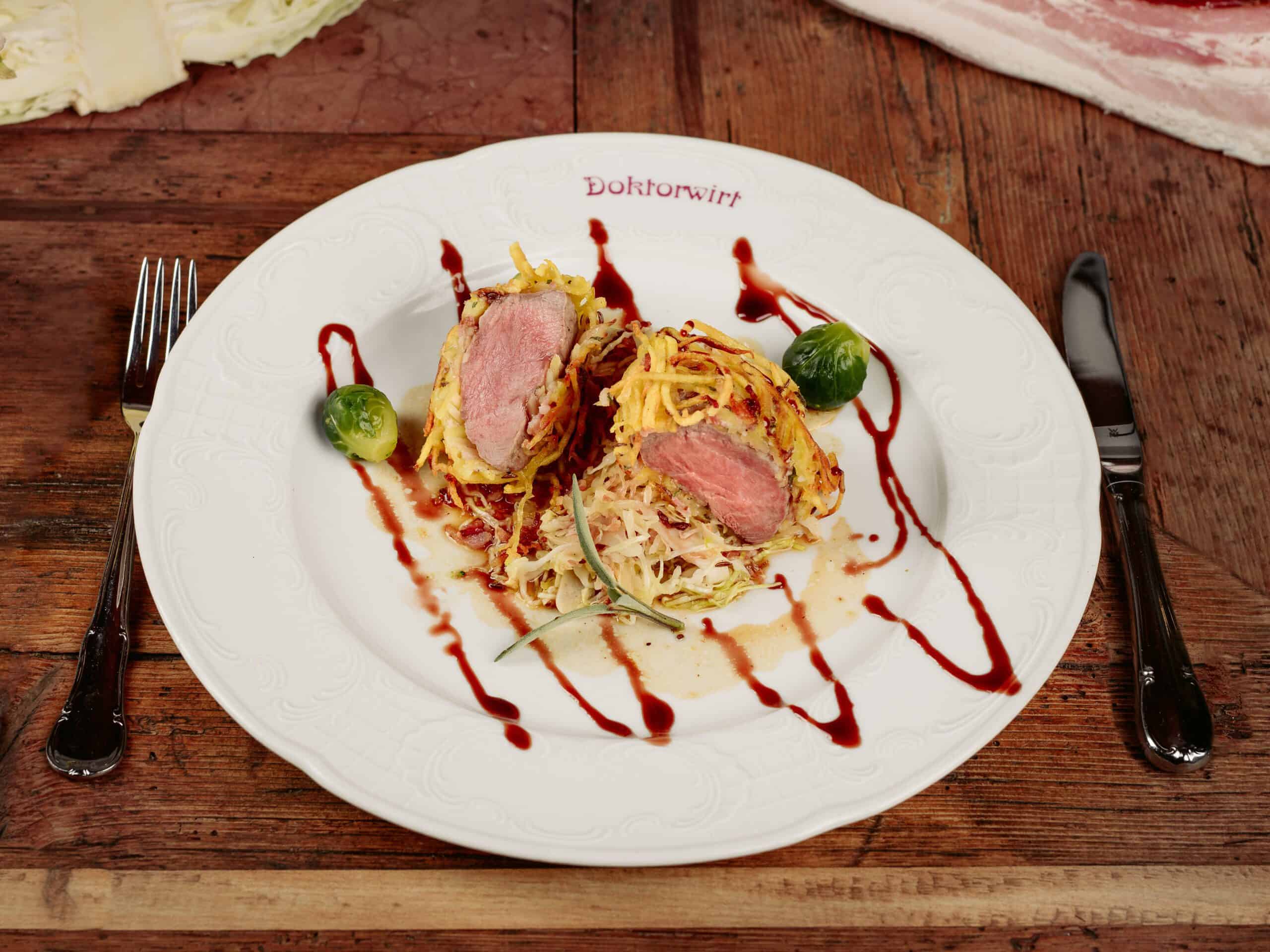 Schweinslungenbraten im Erdäpfelmantel mit Spitzkrautsalat bei Salzburg schmeckt