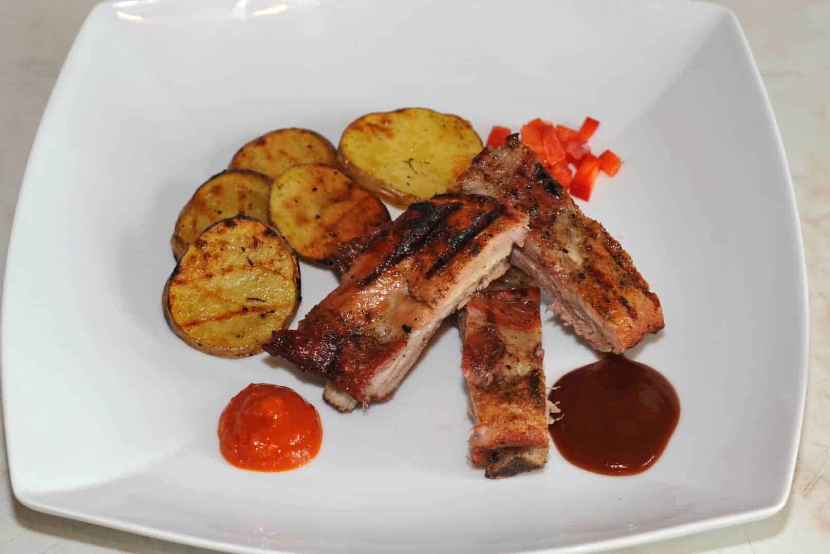 Spareribs mit Erdäpfeln und Barbecuesauce  bei Salzburg schmeckt