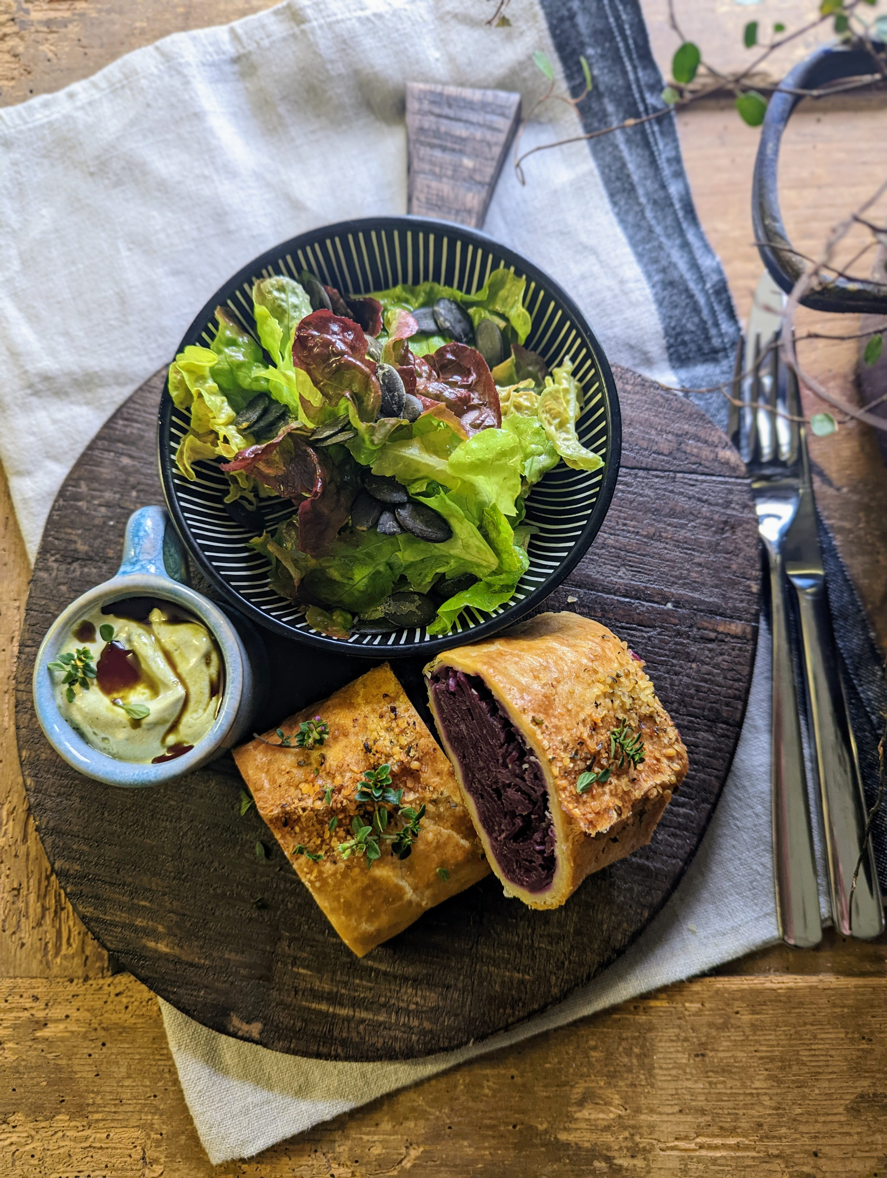 Blaukrautstrudel mit Salat und Kürbiskernöl-Dip bei Salzburg schmeckt