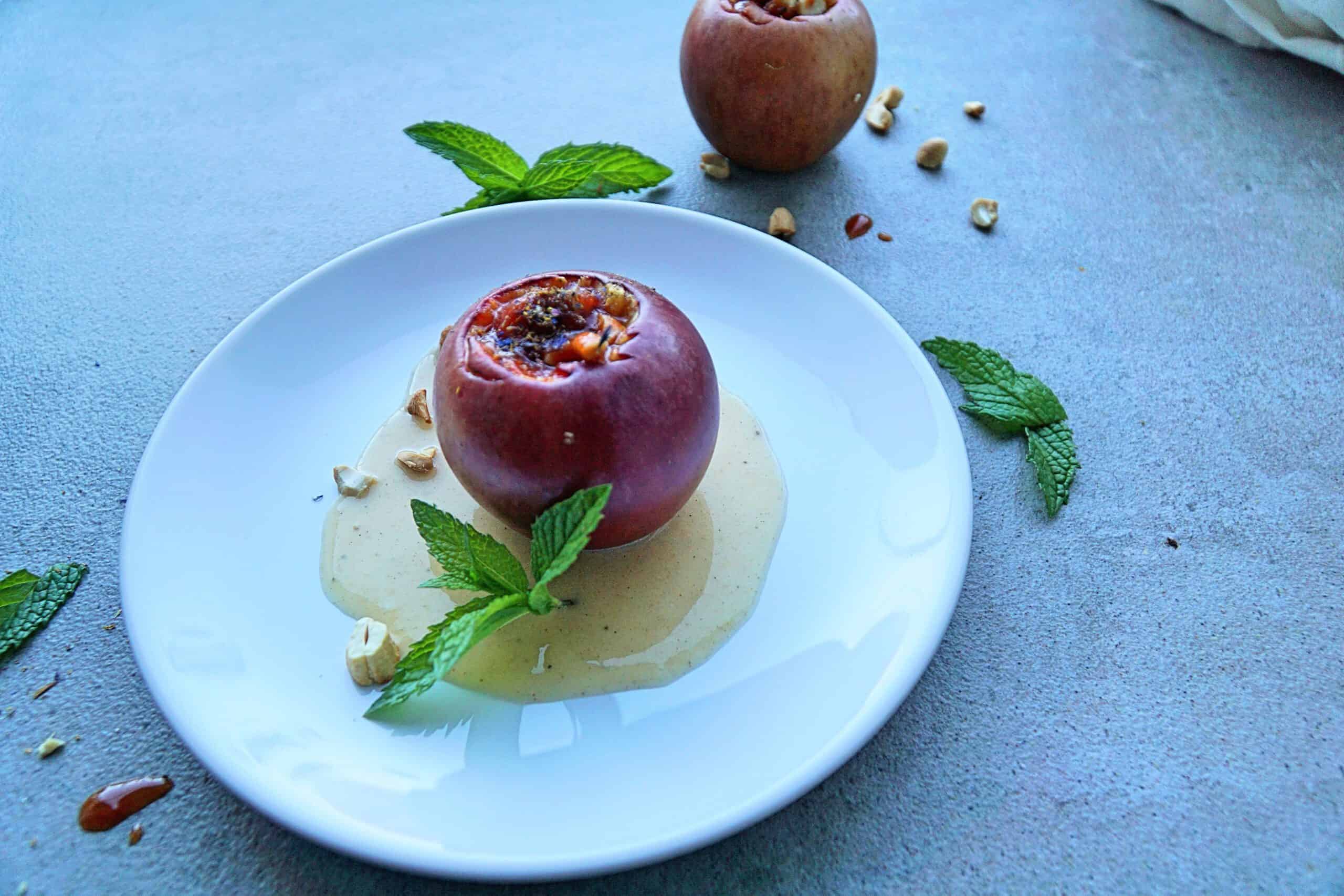 Bratapfel mit Vanillesauce  bei Salzburg schmeckt