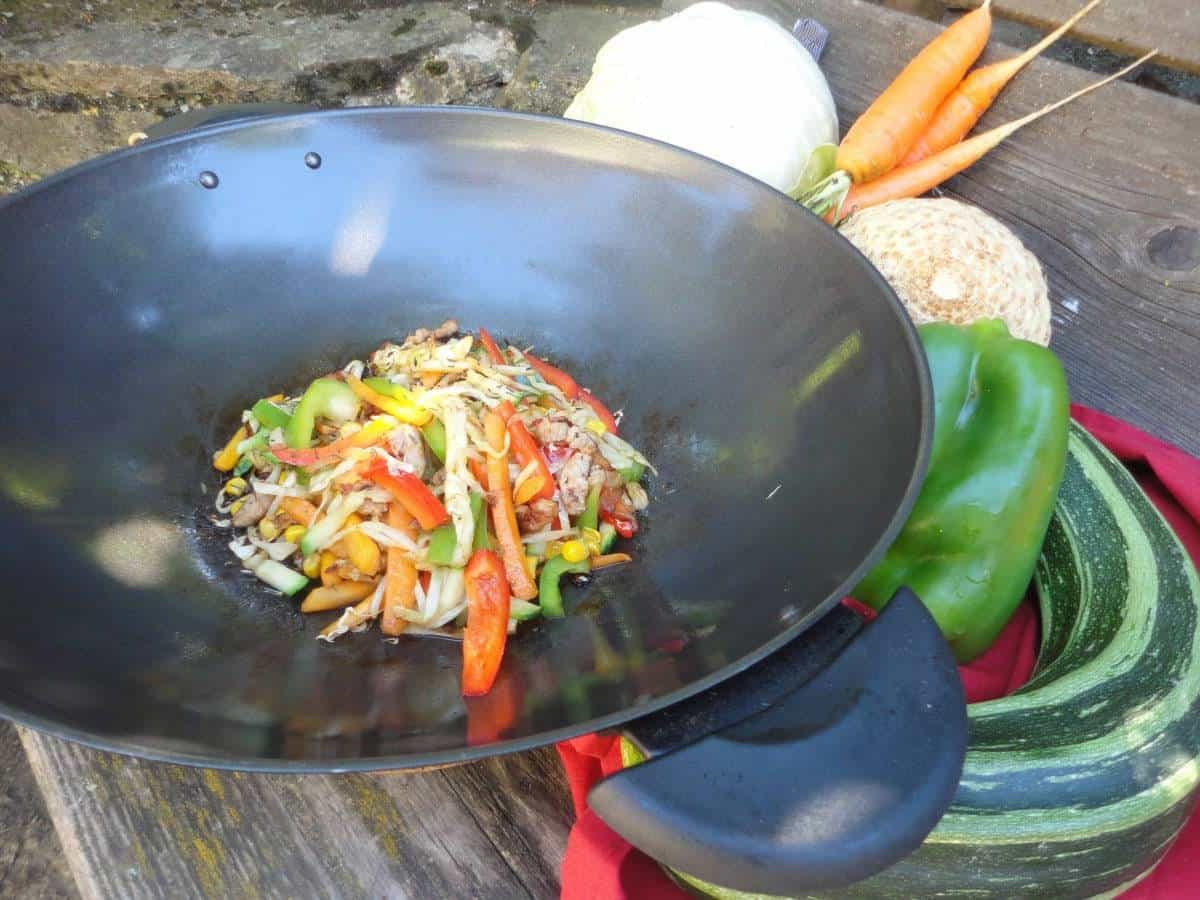 Bunter Wok mit Dinkelreis bei Salzburg schmeckt