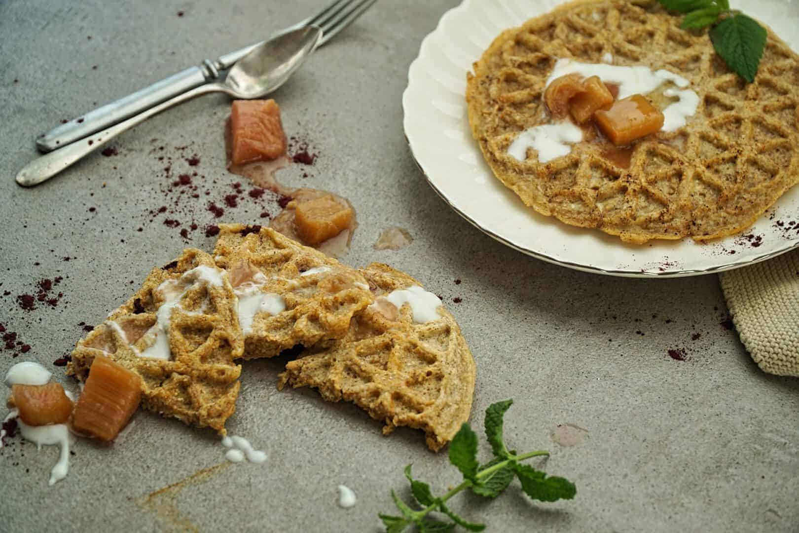 Buttermilchwaffeln mit Rhabarberragout  bei Salzburg schmeckt