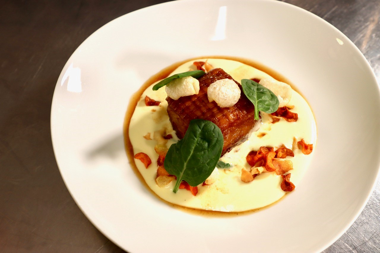 Knuspriger Schweinebauch mit Erdäpfelschaum und Bärlauchspinat  bei Salzburg schmeckt