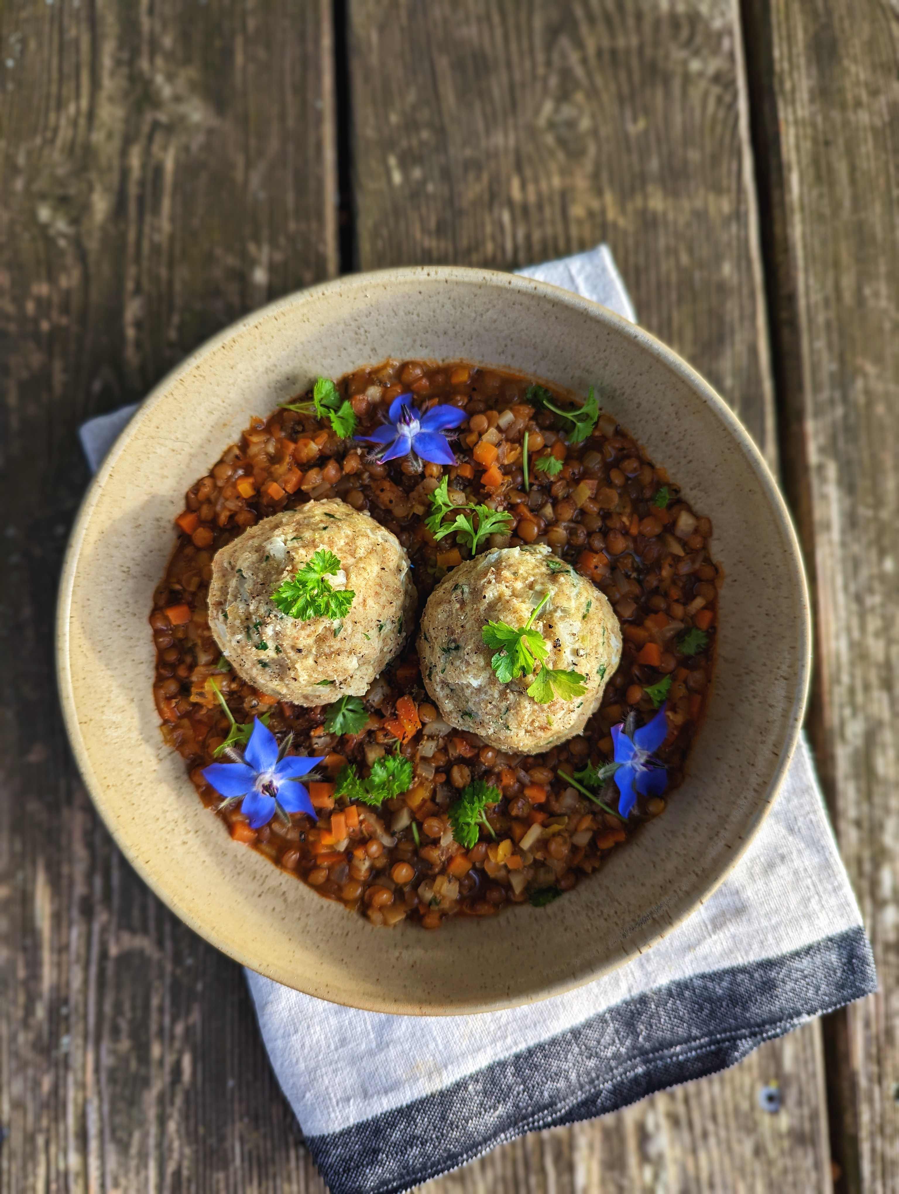 Linsenragout mit Wurzelgemüse und Semmelknödel bei Salzburg schmeckt