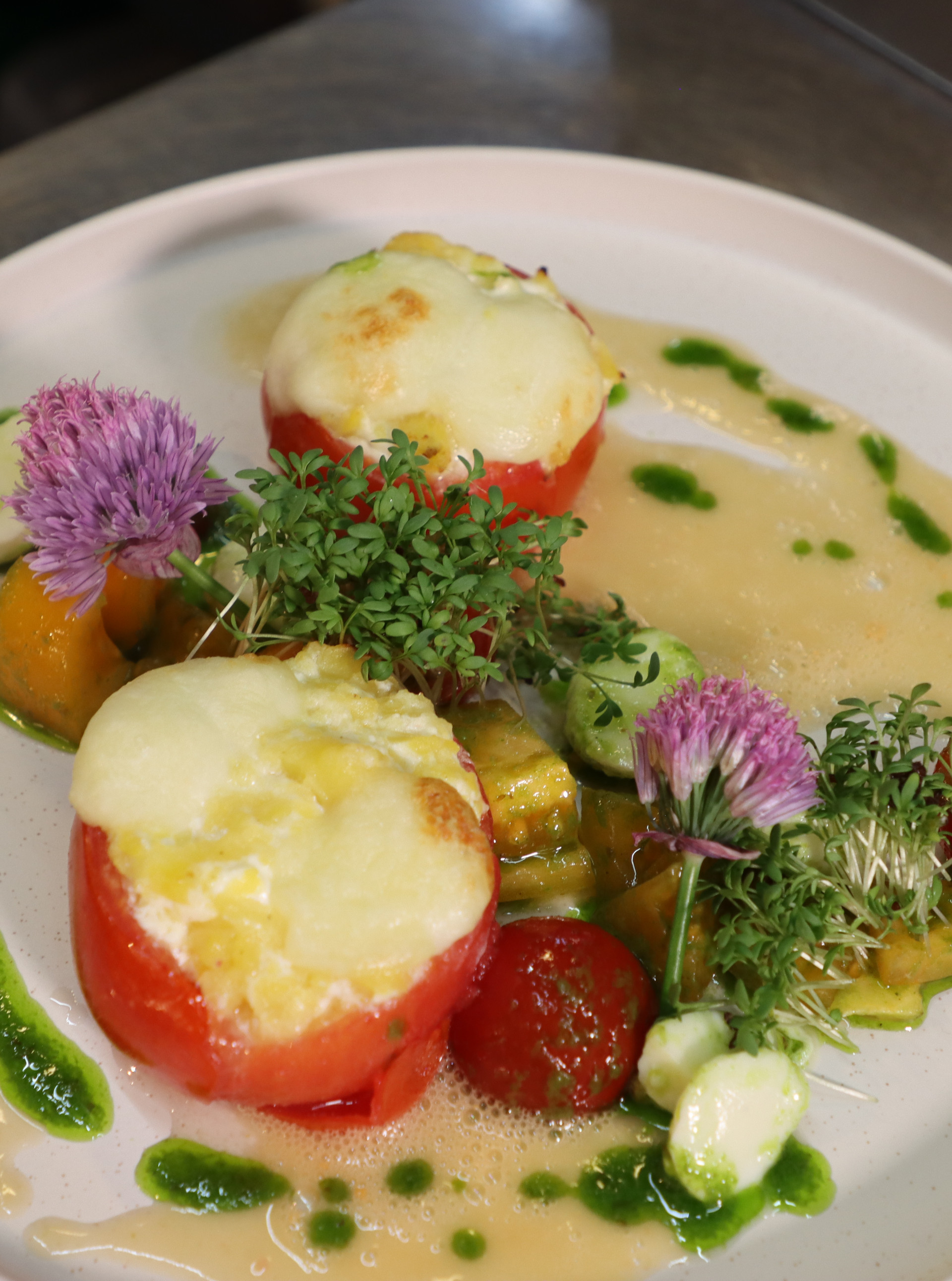 Gefüllte Tomaten mit Mozzarella, Sellerie-Tomatensauce und Kresse bei Salzburg schmeckt