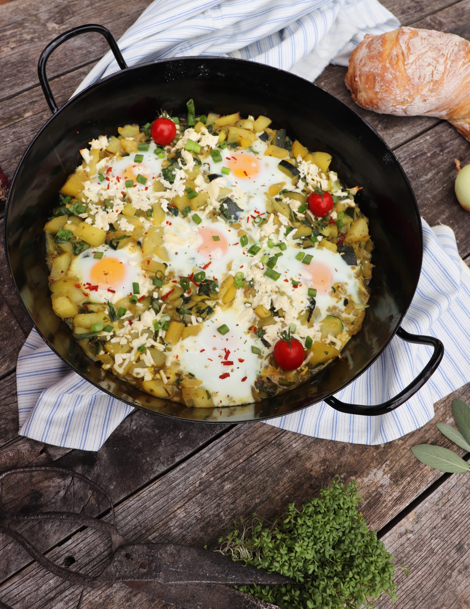 Grünes Shakshuka mit Schafkäse bei Salzburg schmeckt