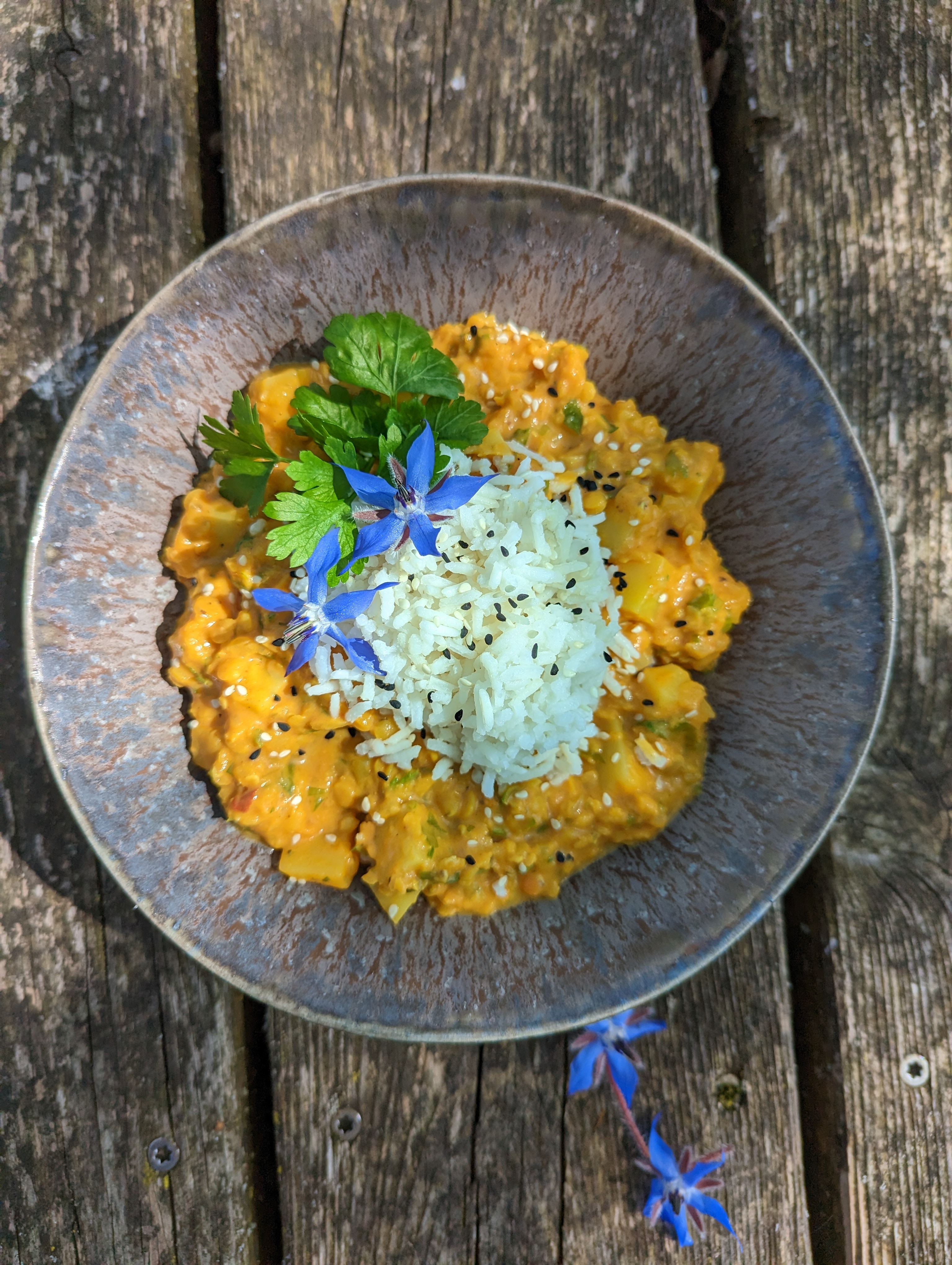 Linsencurry mit Reis bei Salzburg schmeckt