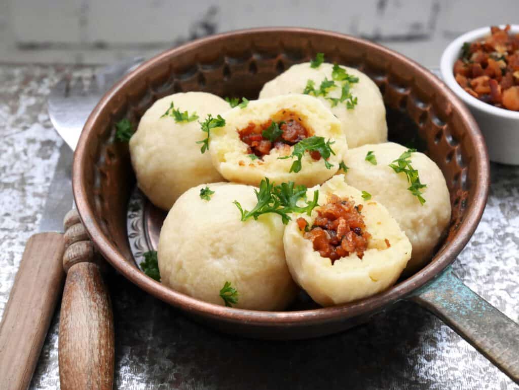 Grammelknödel aus Kartoffelteig bei Salzburg schmeckt