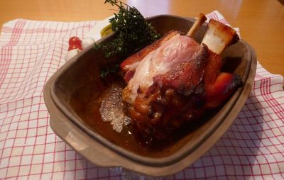 Knusprige Schweinsstelze aus dem Römertopf bei Salzburg schmeckt