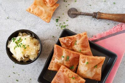 Lungauer Tauernroggen-Hasenöhrl mit Sauerkraut bei Salzburg schmeckt