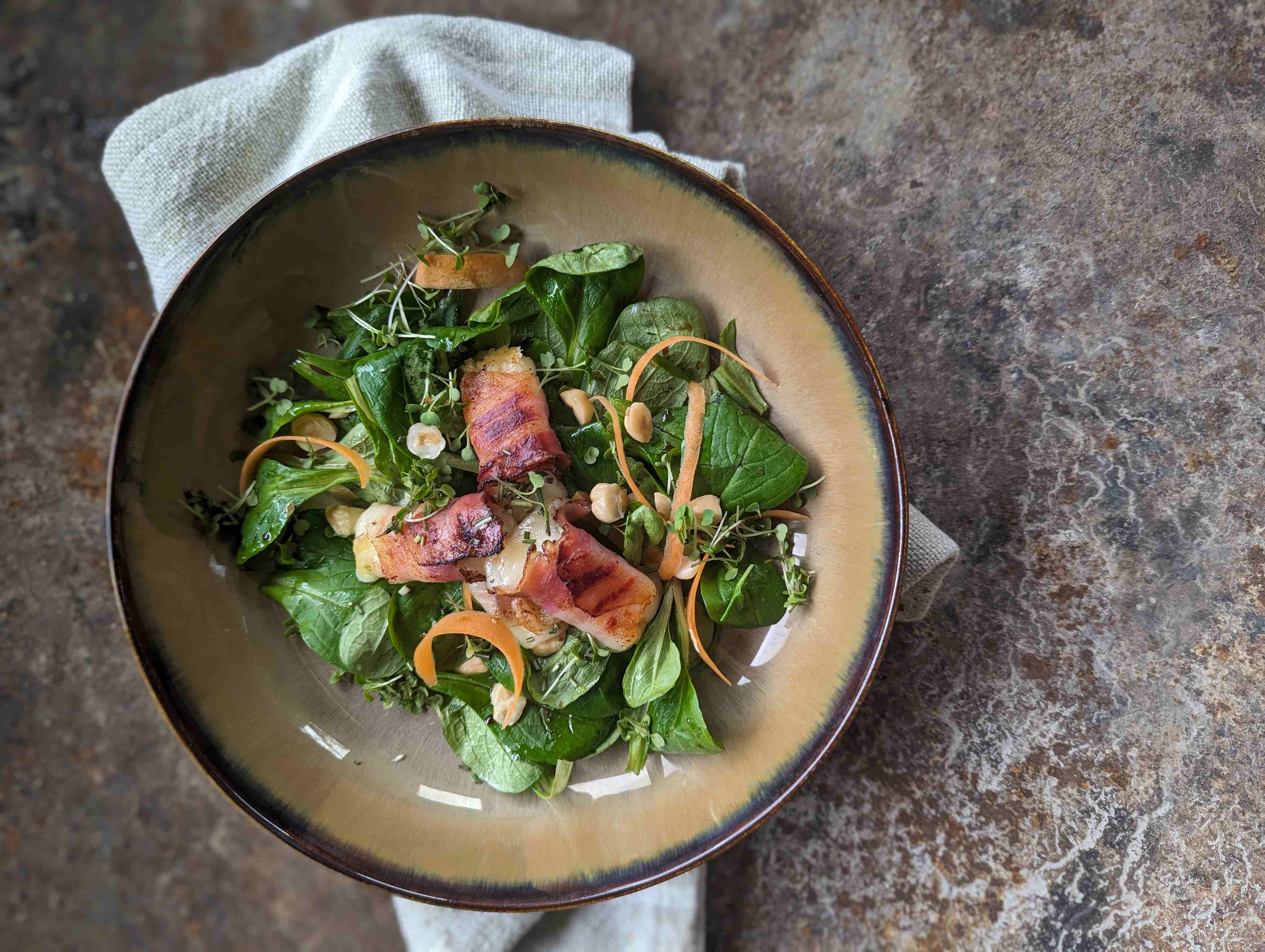 Schafskäse im Speckmantel auf Vogerlsalat bei Salzburg schmeckt